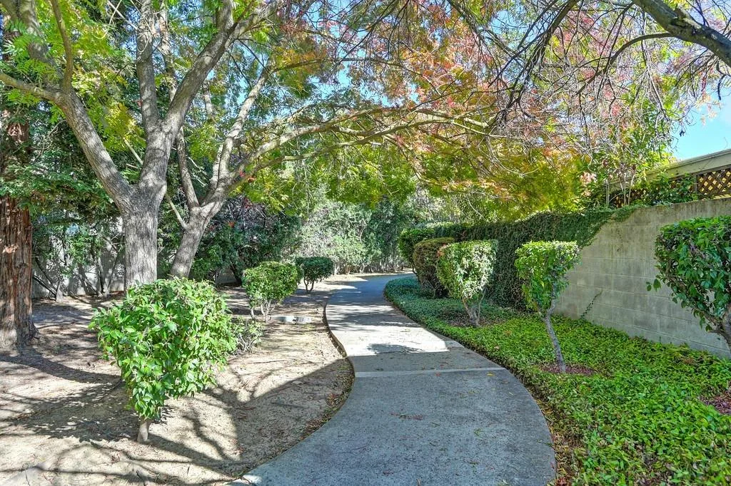 Landscaped walking path through a Northern California 55+ community. Representative amenity photography from the NorCal55Plus team's library.