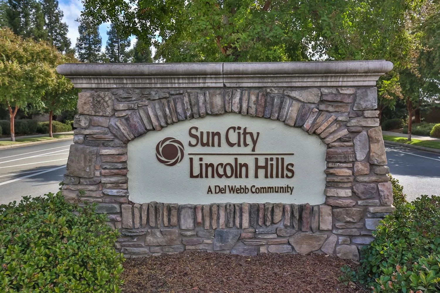 Entrance monument sign of a Northern California 55+ community