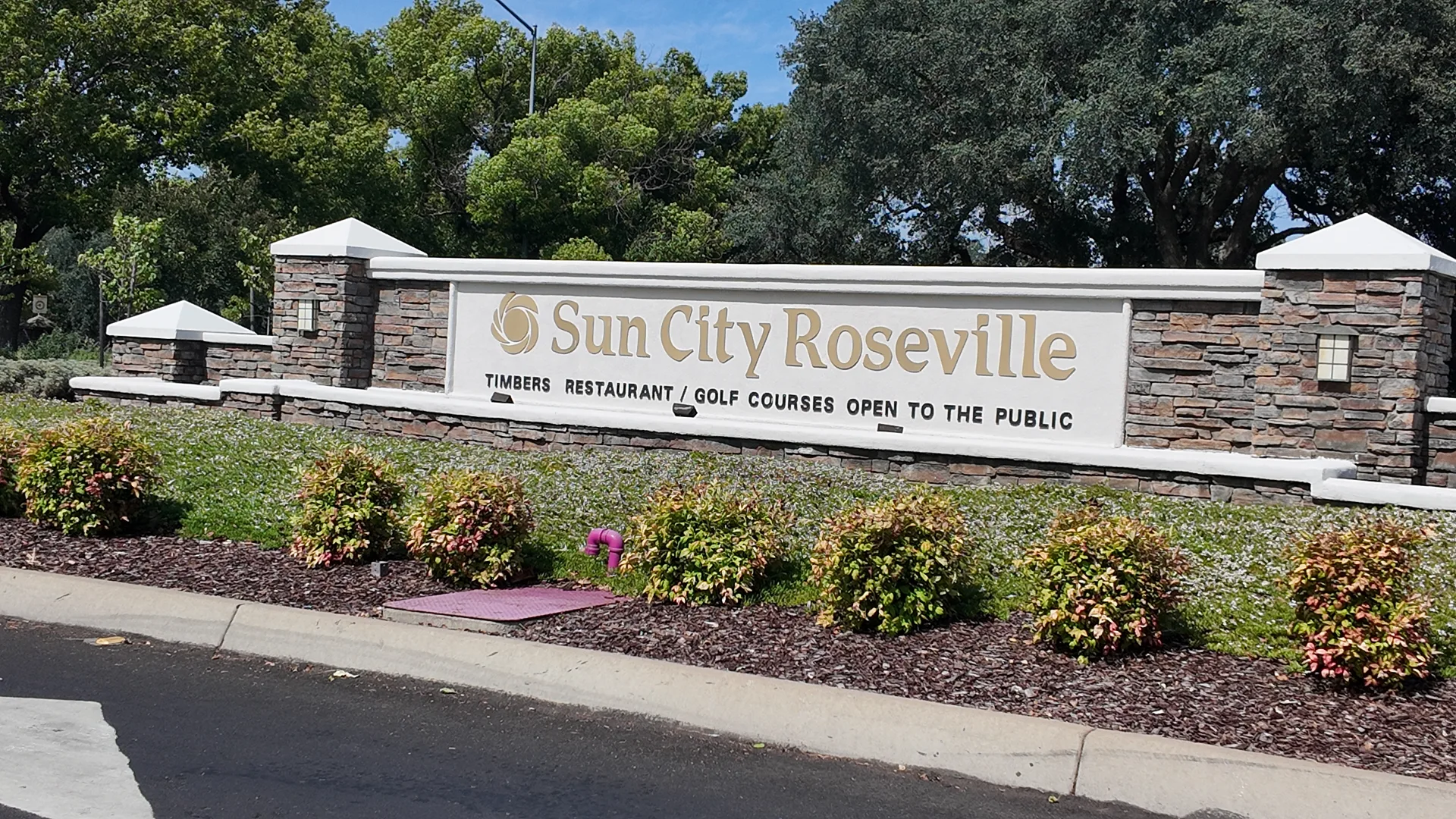 The Sun City Roseville entrance monument sign, marking this Del Webb 55+ community in Roseville, California.