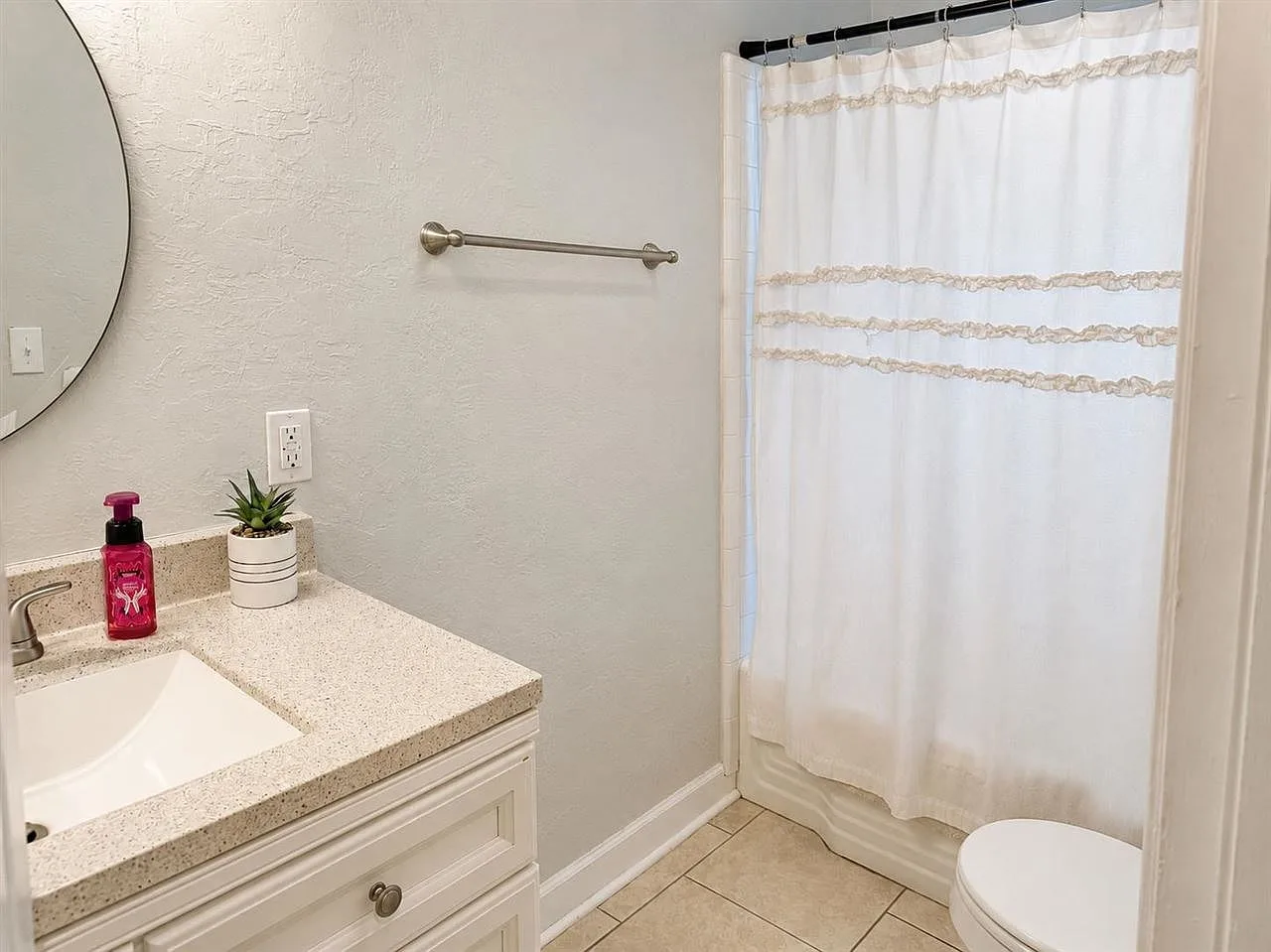 Secondary full bathroom