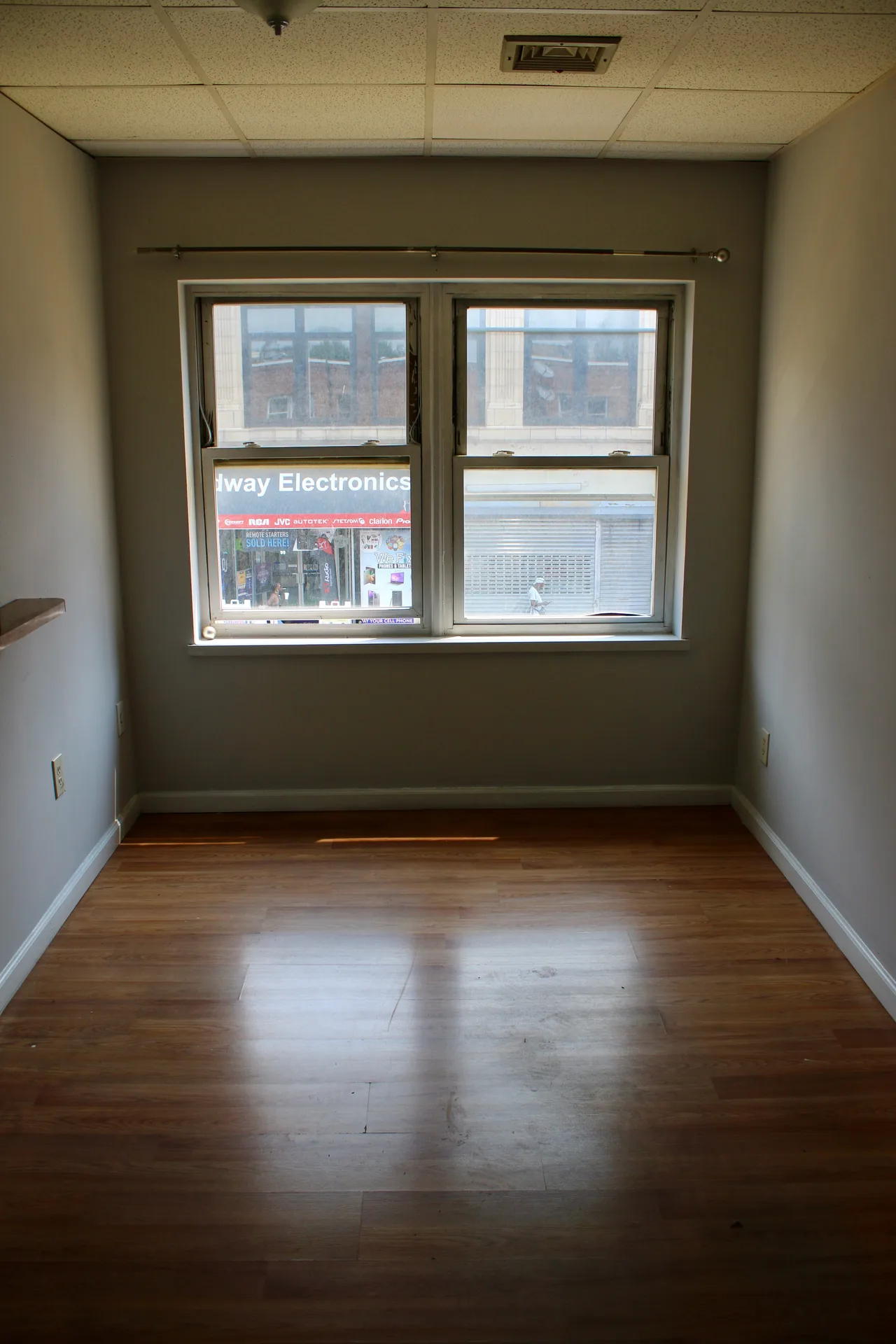 Vacant bedroom with a window facing the street