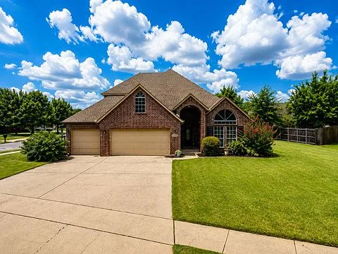 Front facade of a brick home at 4604 N Narcissus Ave in Broken Arrow, Oklahoma