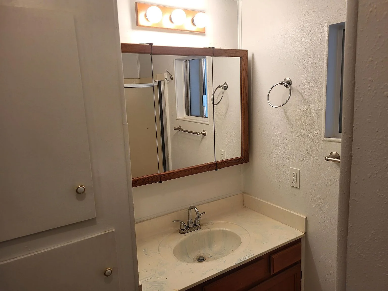 Bathroom vanity
