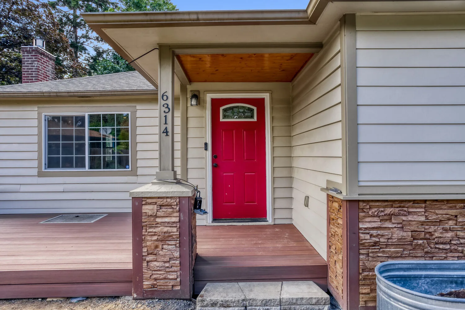 Front porch with red door at 6314 SE Jennings Ave, Milwaukie, OR