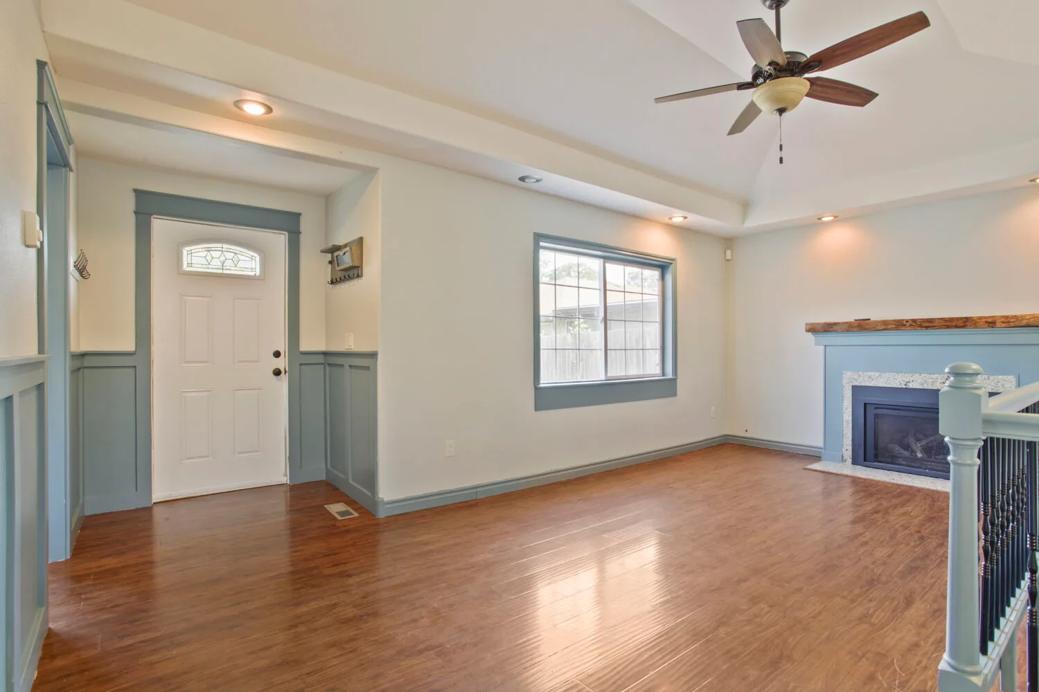 Living room with view toward the entryway at 6314 SE Jennings Ave, Milwaukie, OR