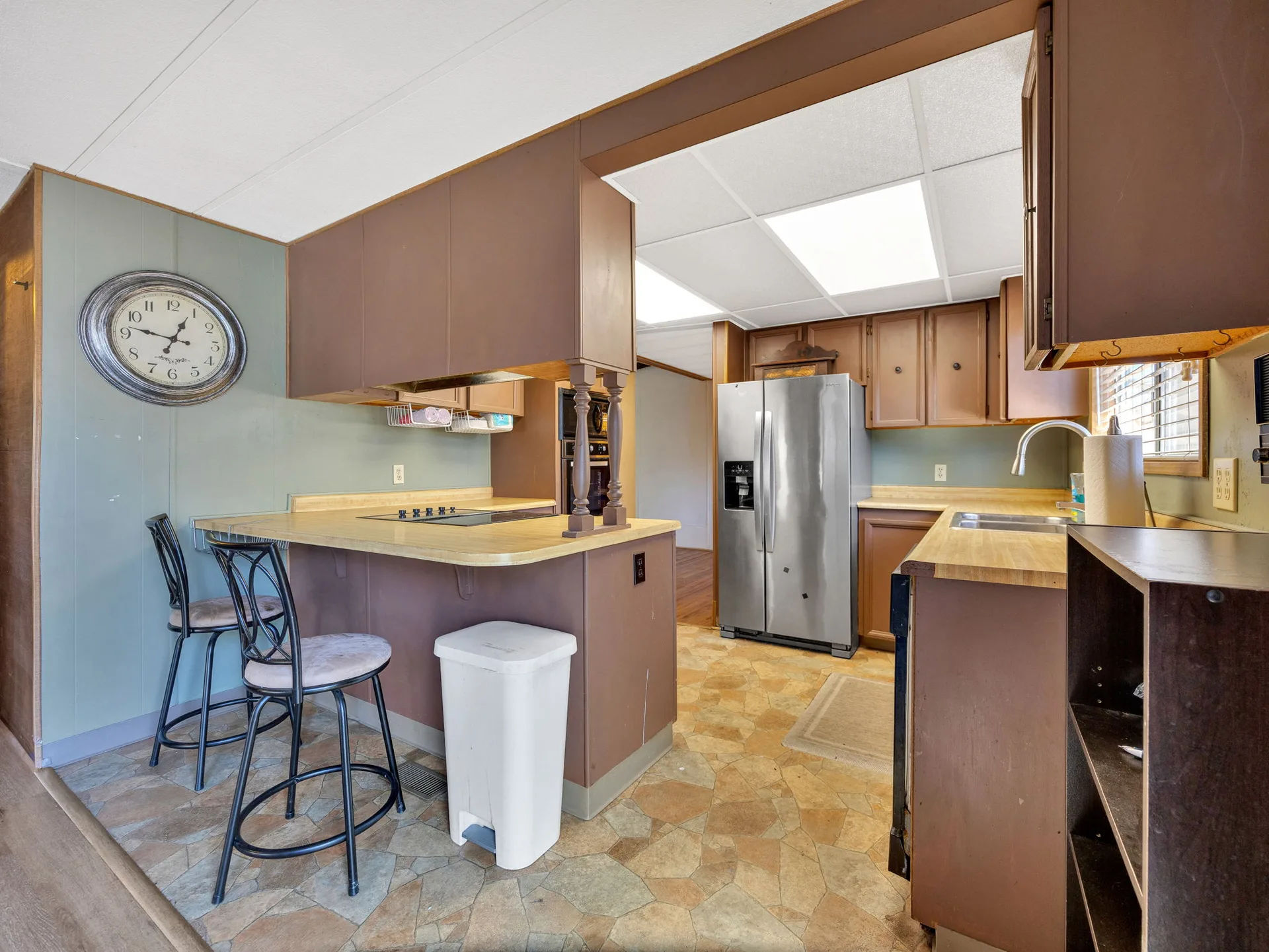 Kitchen breakfast bar at 21100 NE Sandy Blvd #62, Fairview, OR