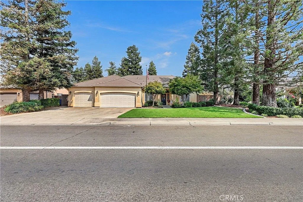 Quiet street, tidy front lawn