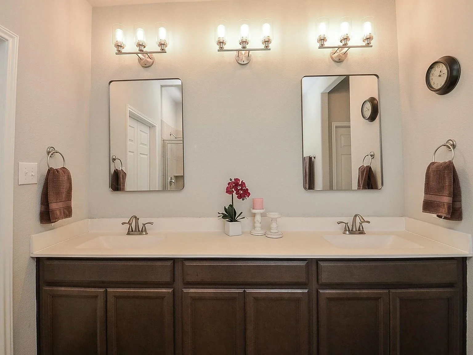 Dual undermount sinks with rectangular mirrors in the primary bath