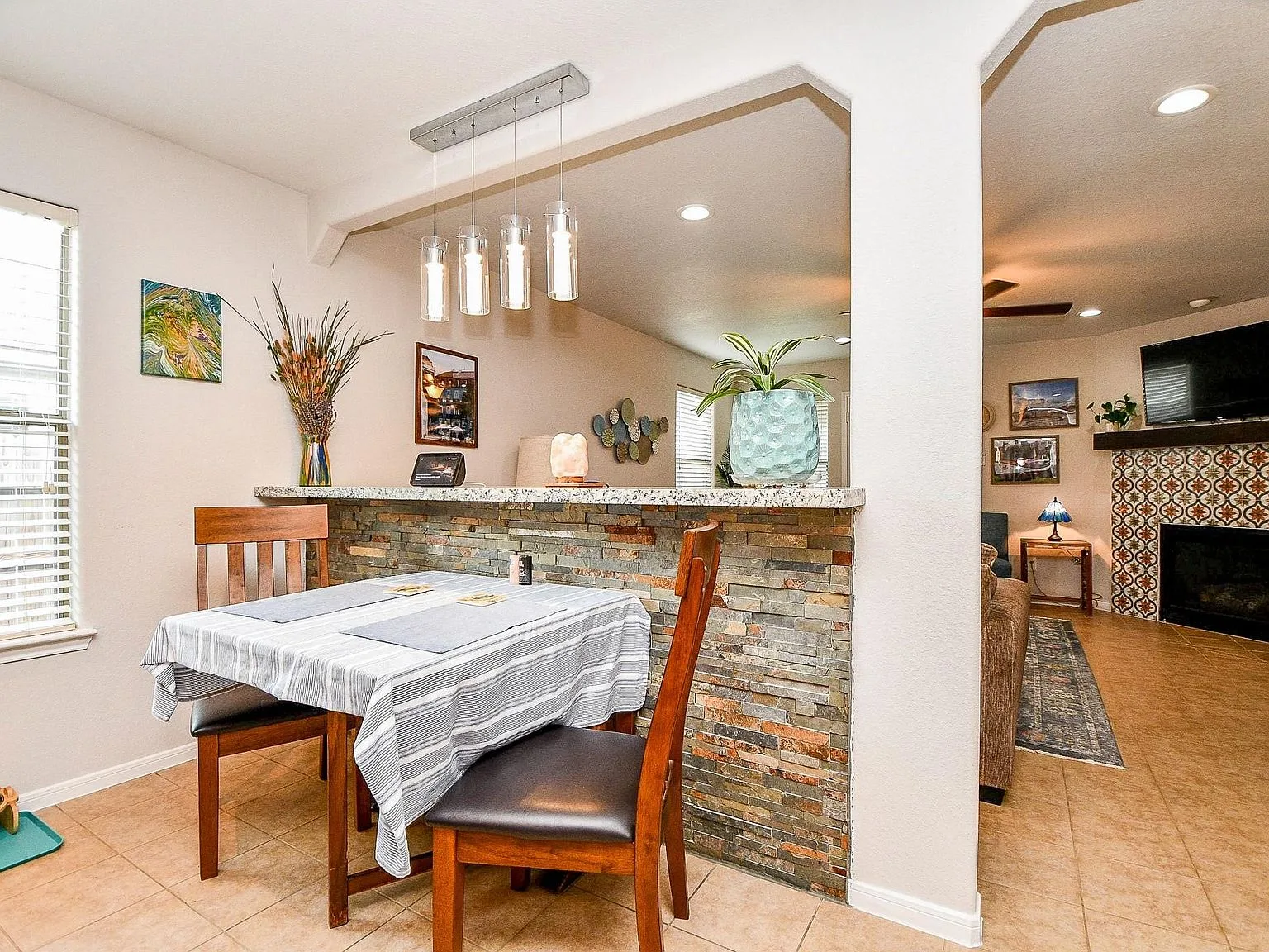 Breakfast bar between kitchen and dining