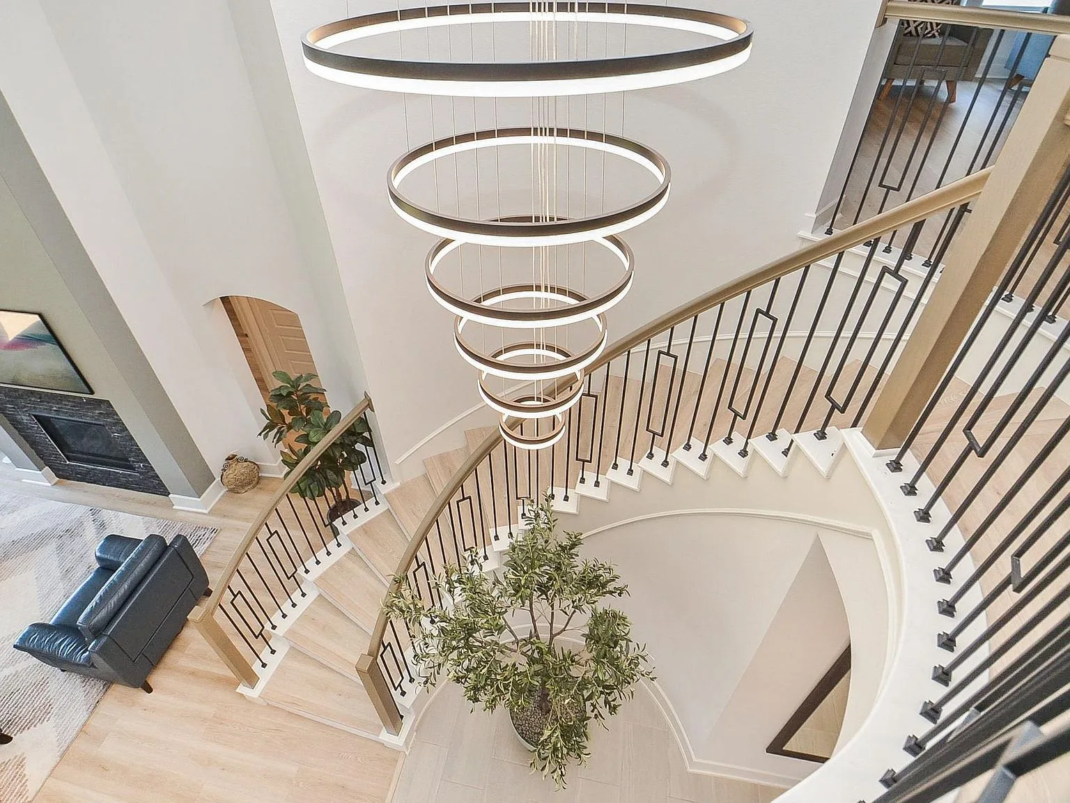 Curved staircase with black metal balusters seen from above