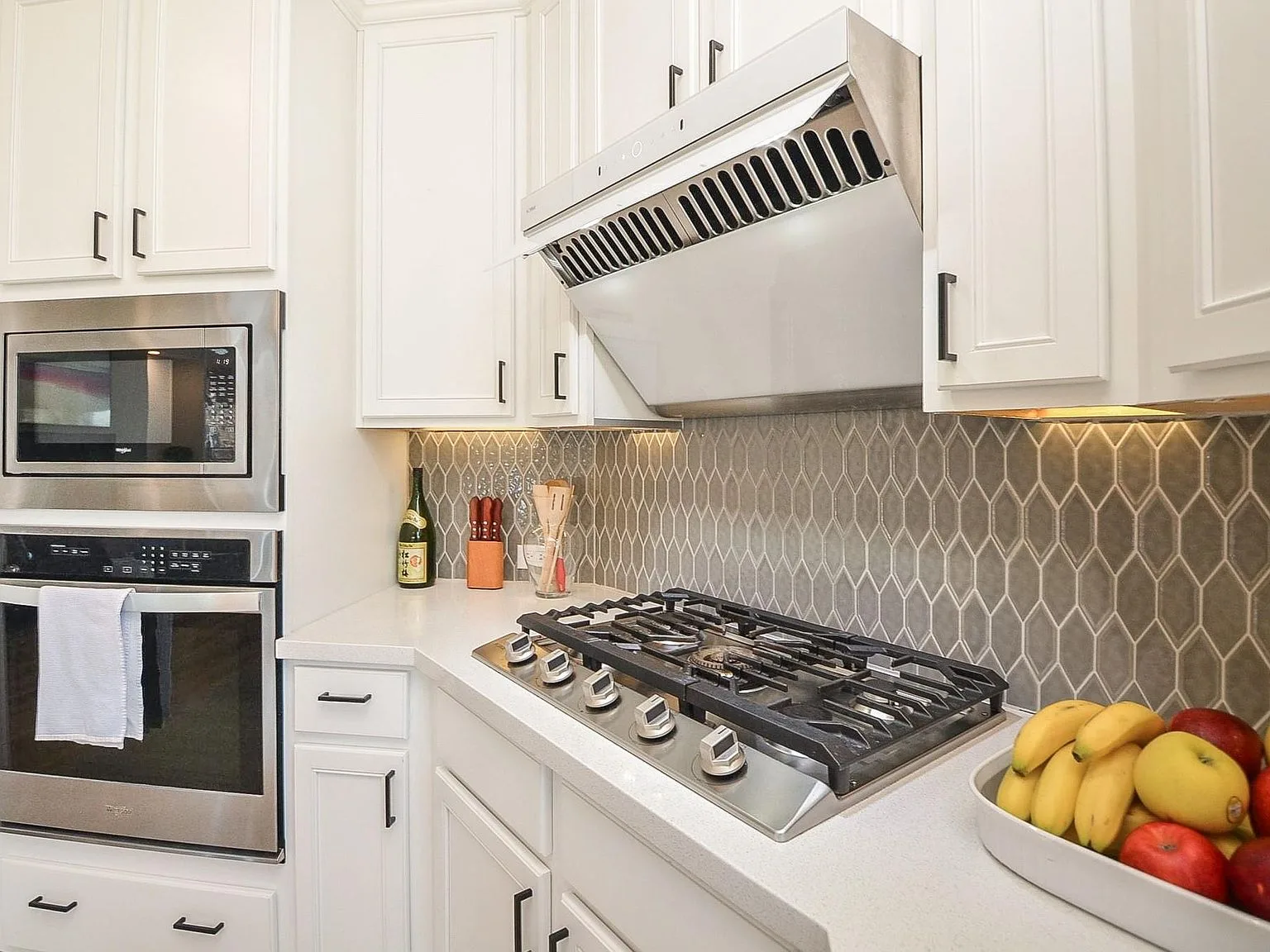 Gas cooktop with stainless steel appliances and quartz counters