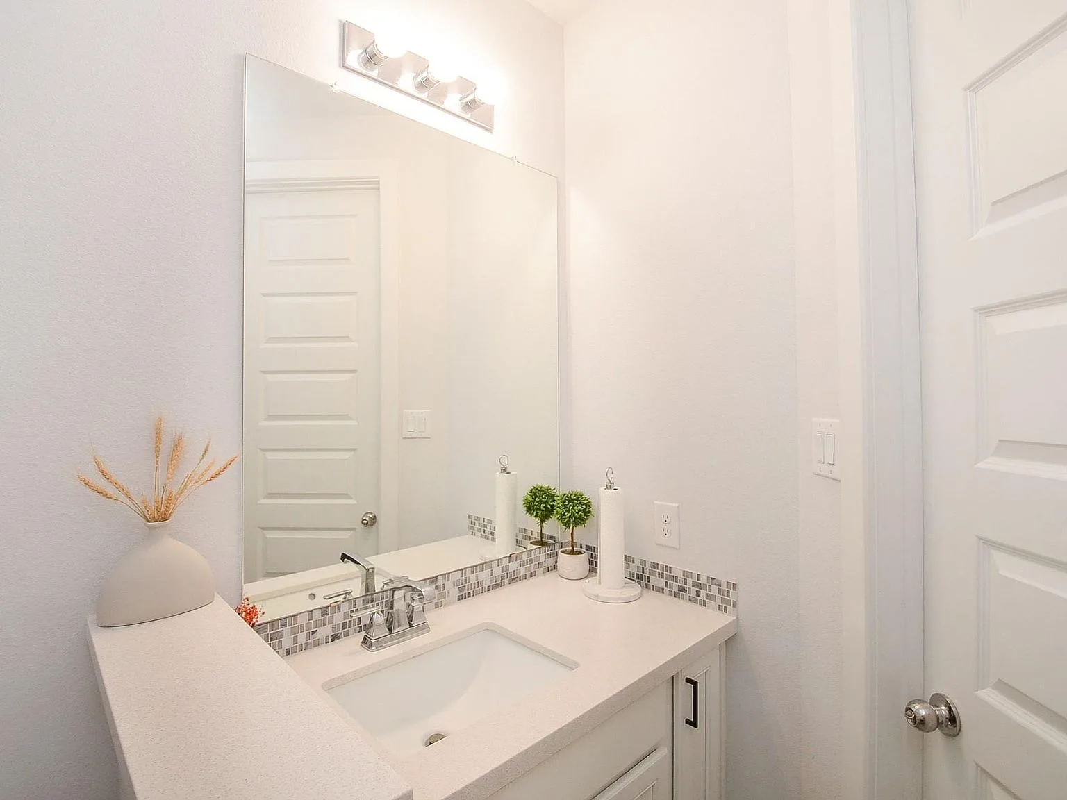 Modern bathroom vanity with large rectangular mirror