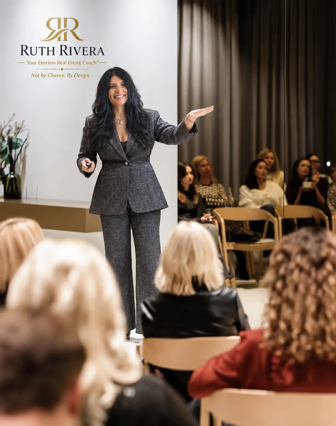Ruth Rivera dirigiendo una presentación profesional en un evento de coaching inmobiliario