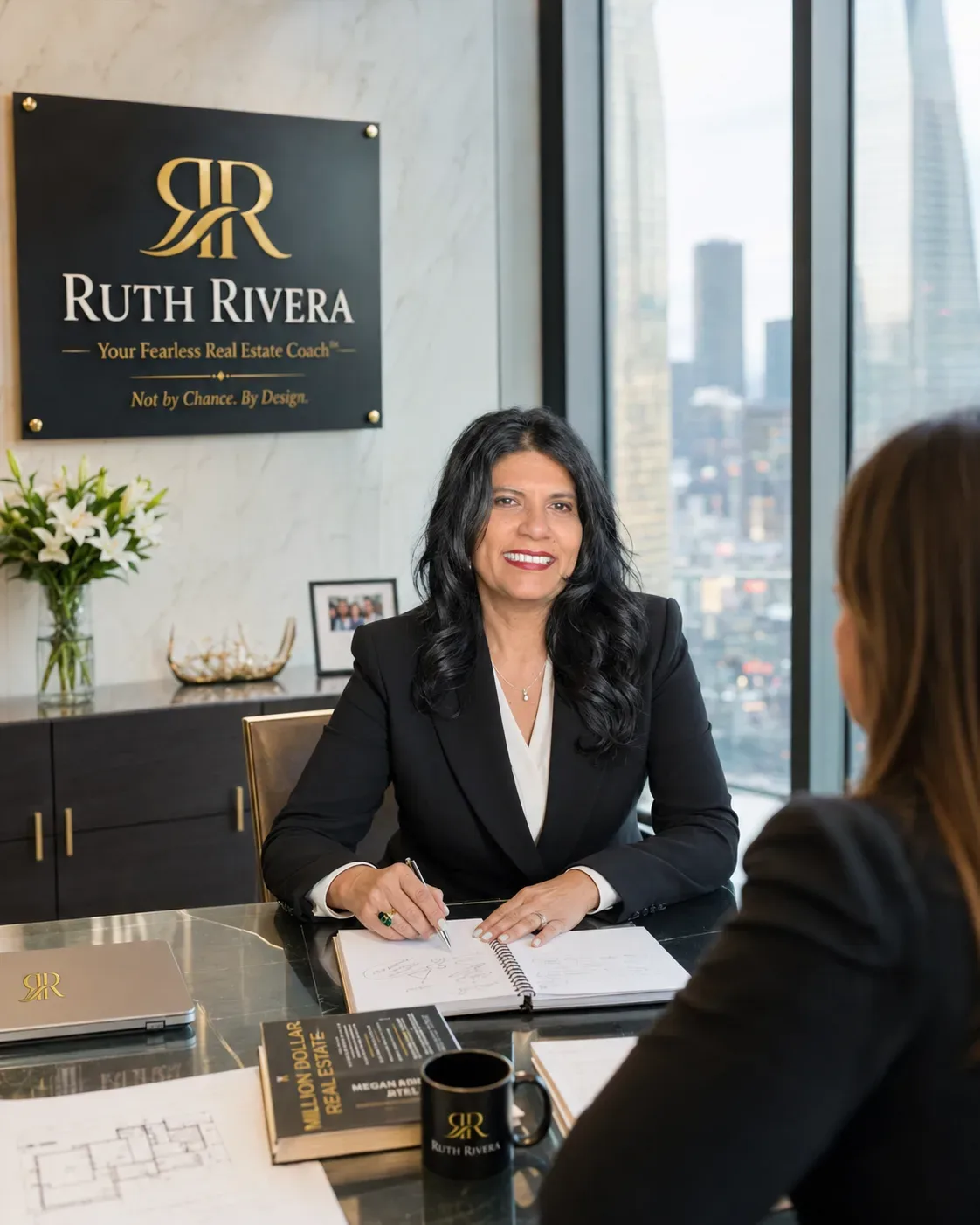 Ruth Rivera con un cliente en una oficina profesional, donde la relación de Clients for Life comienza después del cierre