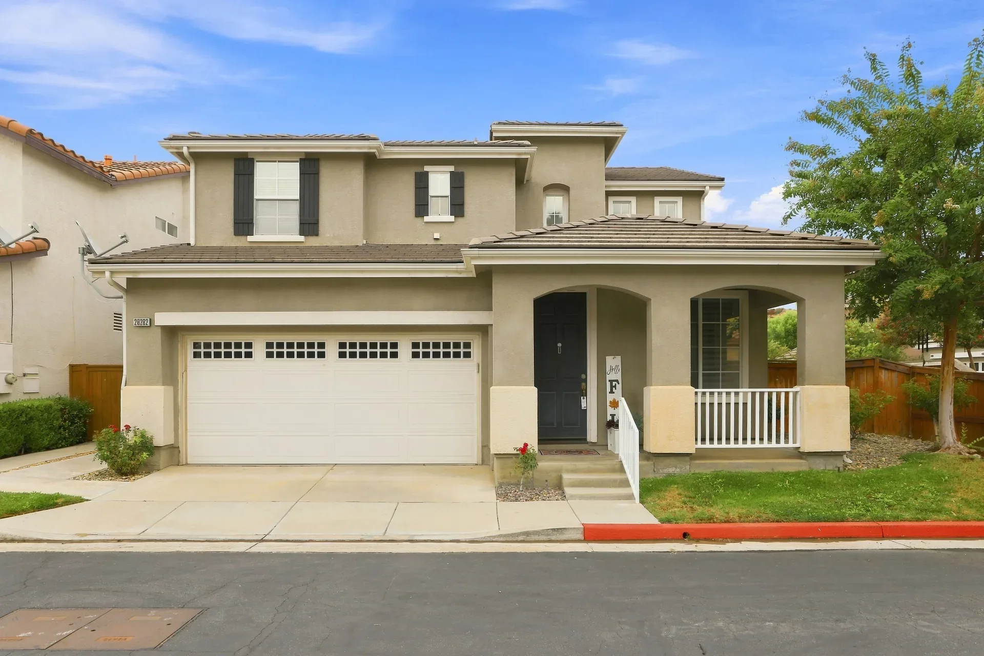 Two-story stucco residence at 28282 Cedar Ln in Saugus, CA