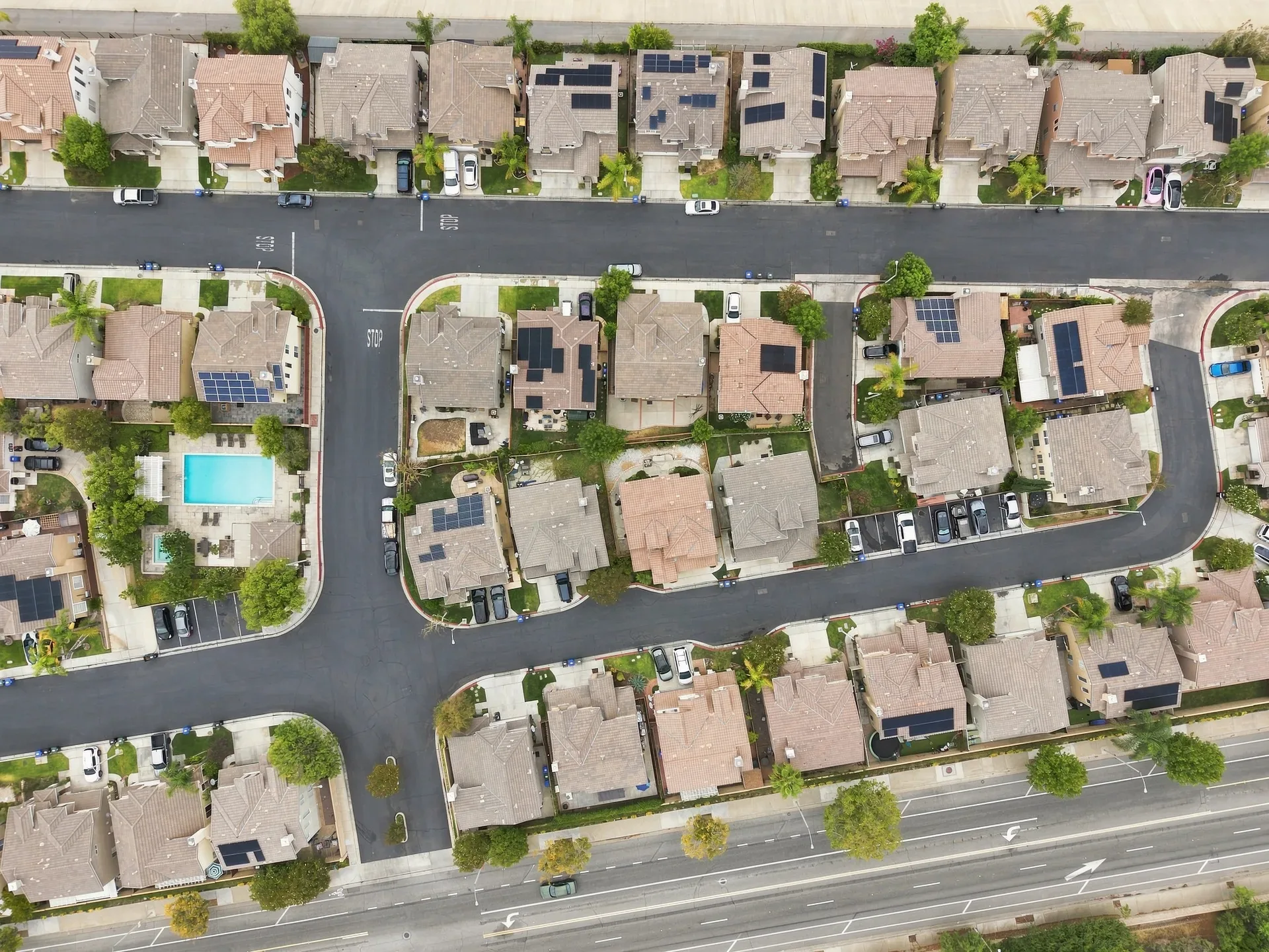 Aerial view of the suburban neighborhood around 28282 Cedar Lane in Saugus, California