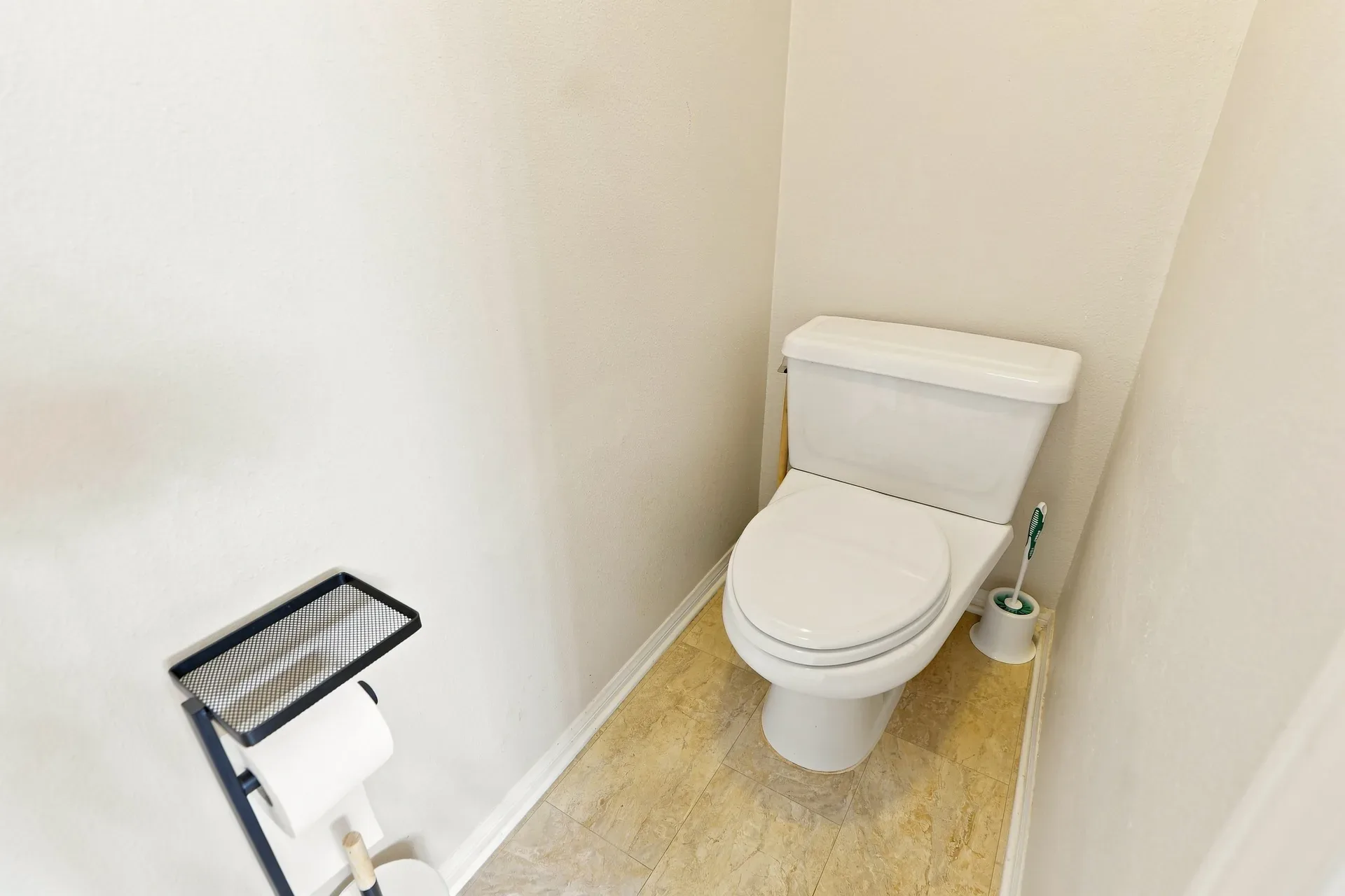 Toilet alcove in a secondary bath