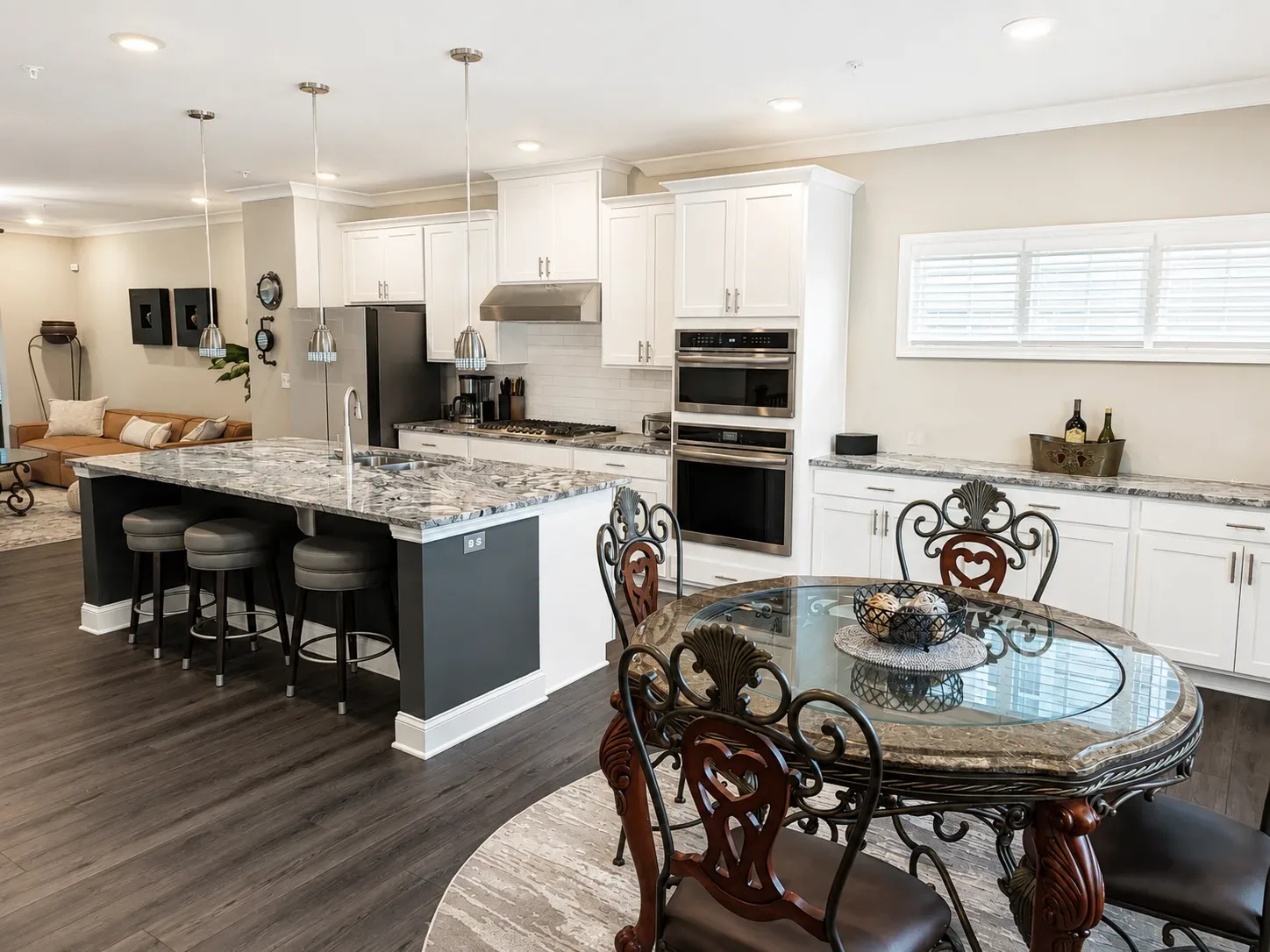 Kitchen and dining area in the open plan