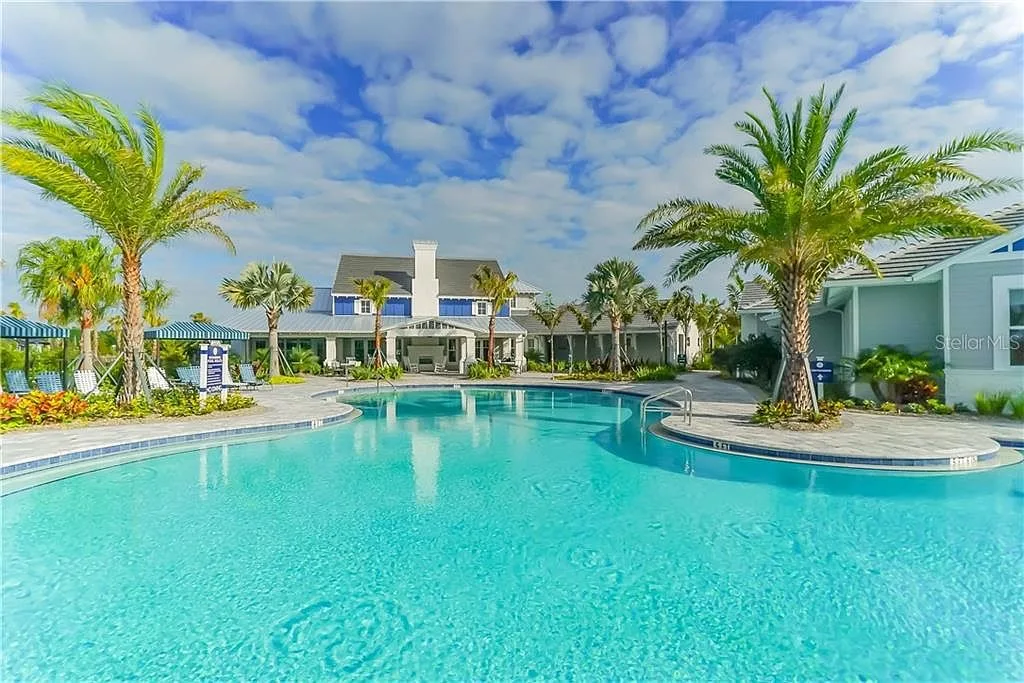 Resort-style pool & clubhouse