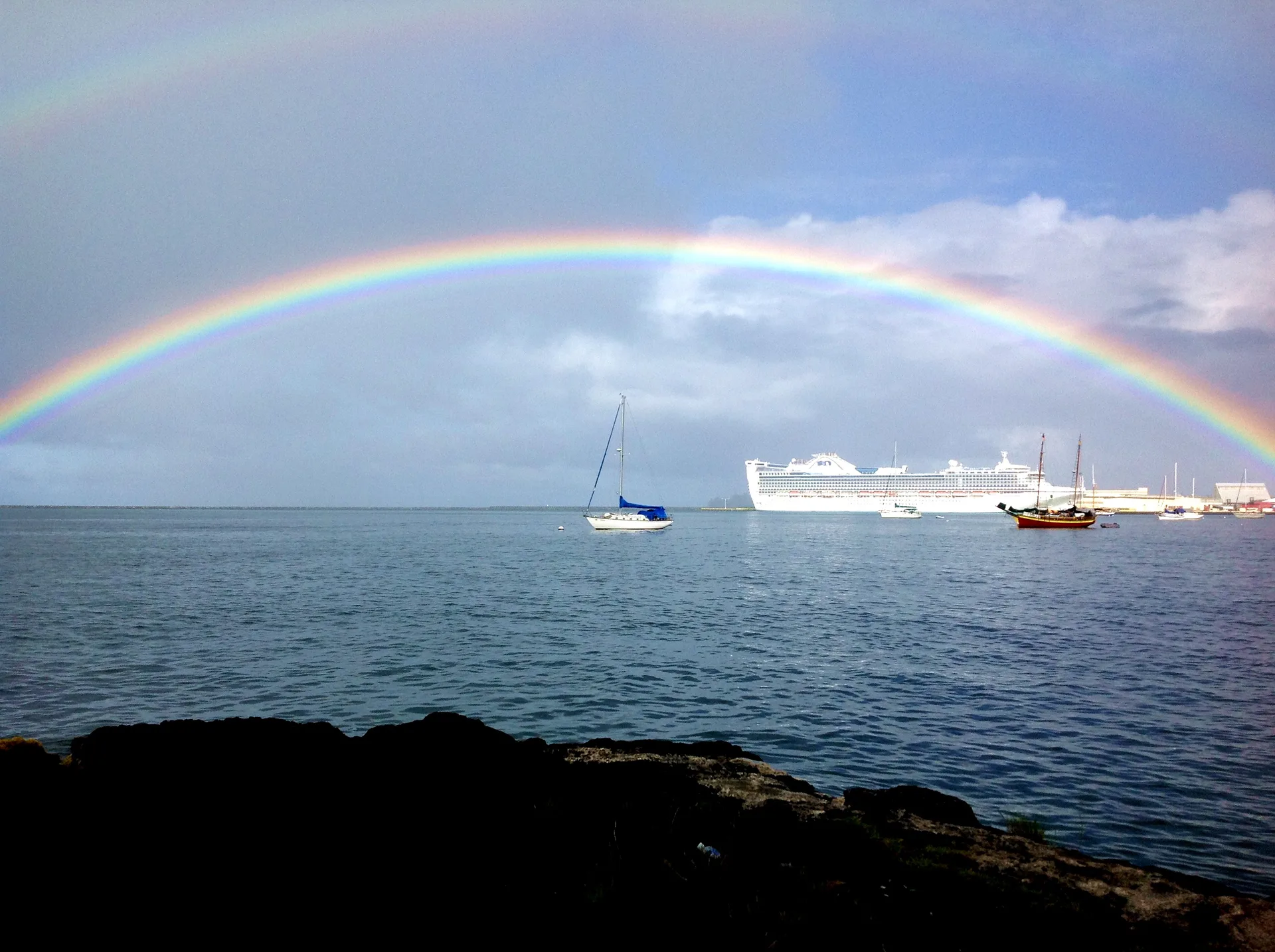 Rainbow over Hilo Bay and a cruise ship in Hilo, Hawaiʻi
