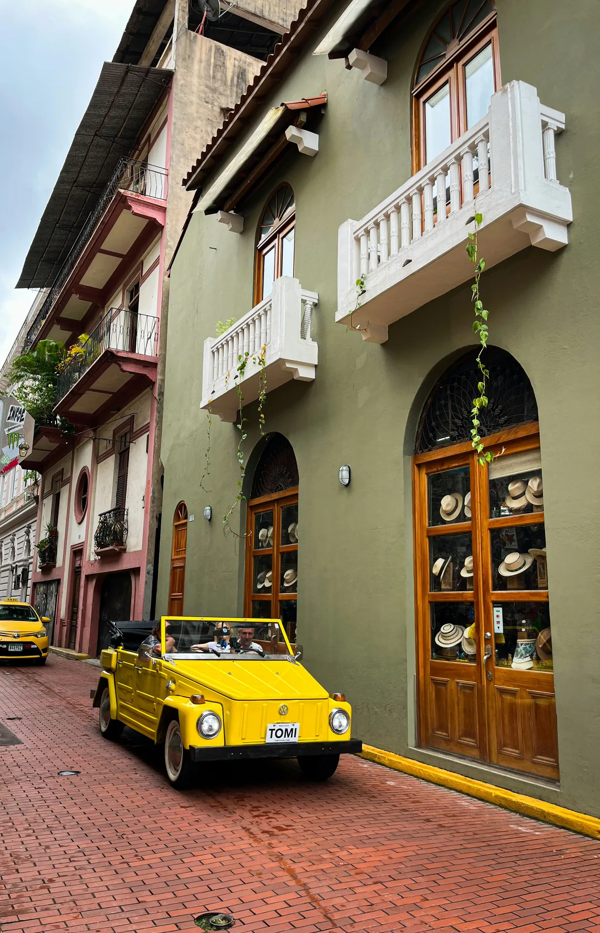 A historic green facade on a Casco Viejo street