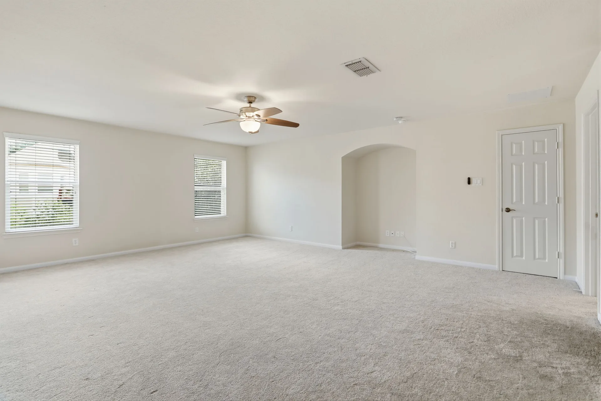 Living room with arched wall cutout