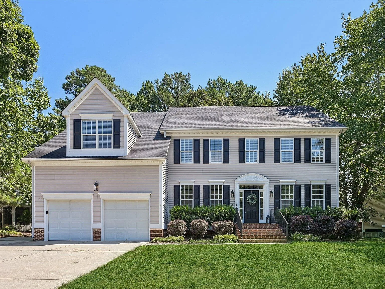 Colonial home facade in Crocketts Ridge, Apex