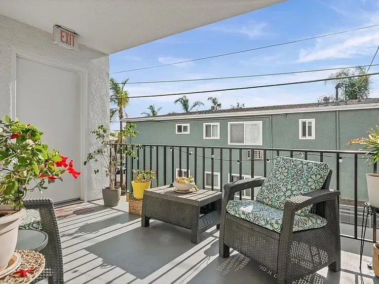 Private outdoor balcony space at 140 Walnut Ave, Unit 2F