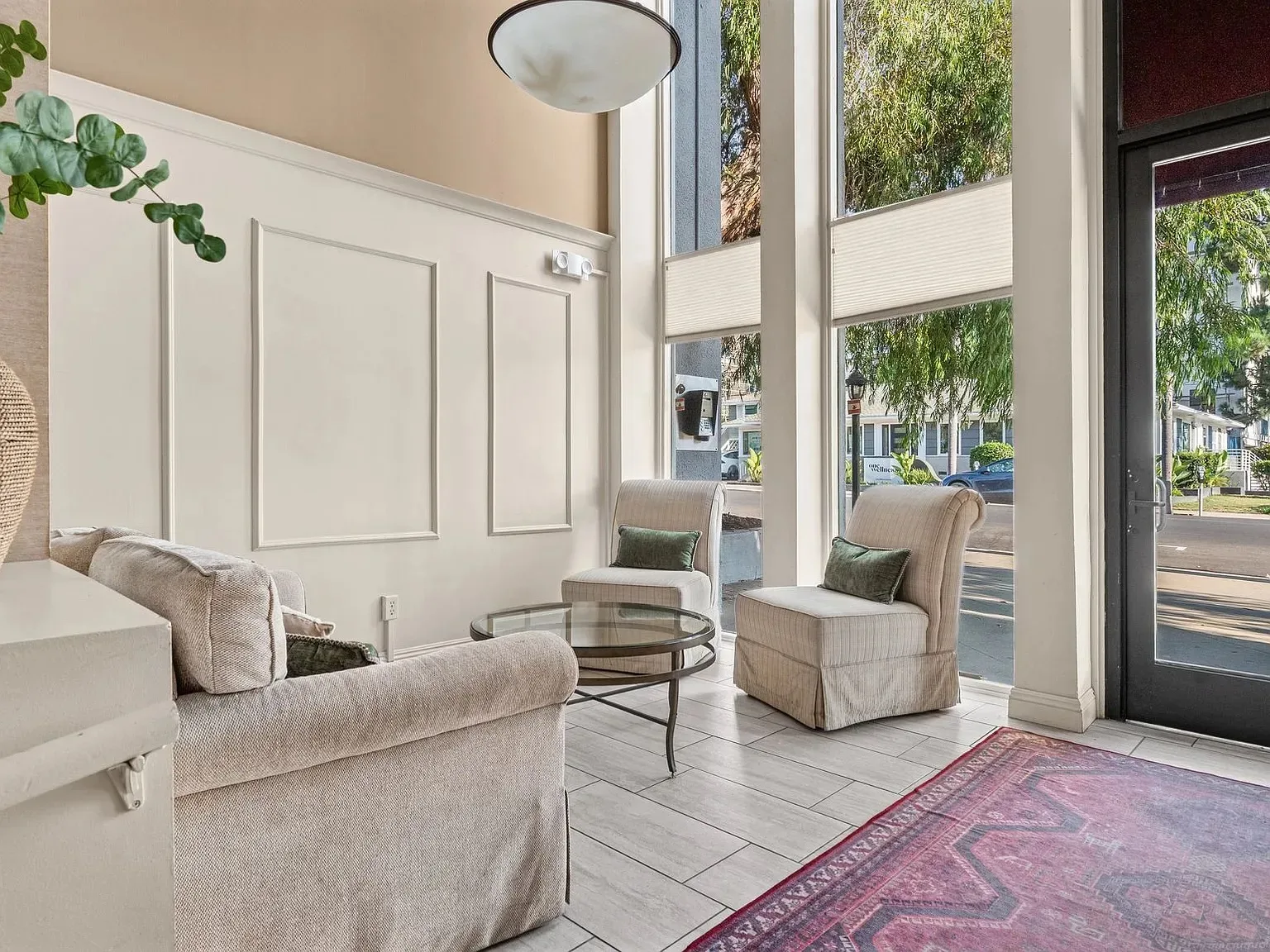 Building lobby and lounge at 140 Walnut Ave in Bankers Hill