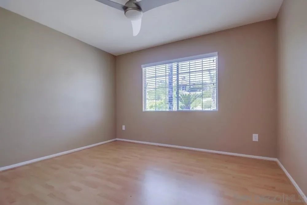 Vacant secondary bedroom with neutral finishes at 2703 Lobelia Road