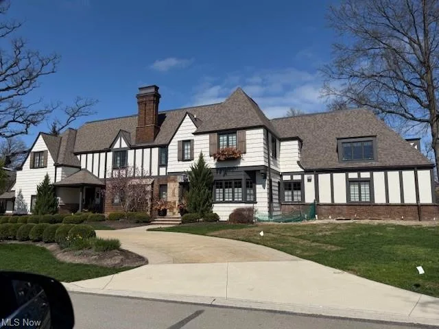Lakefront home at 59 Colliver Rd