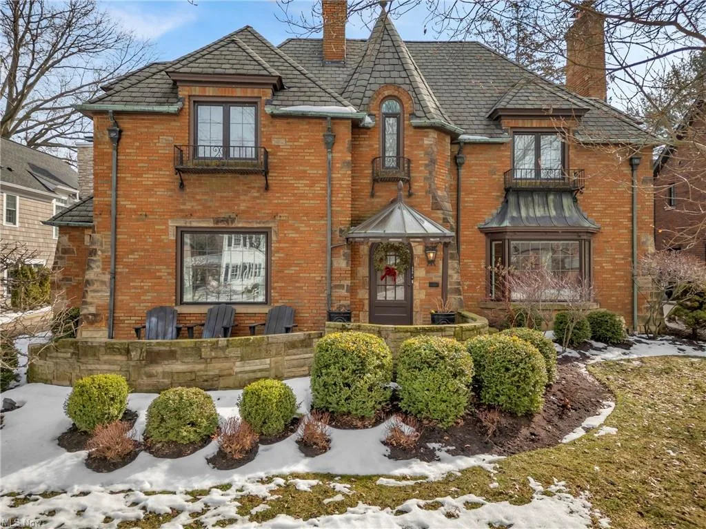Lakefront home at 339 Northcliff Dr