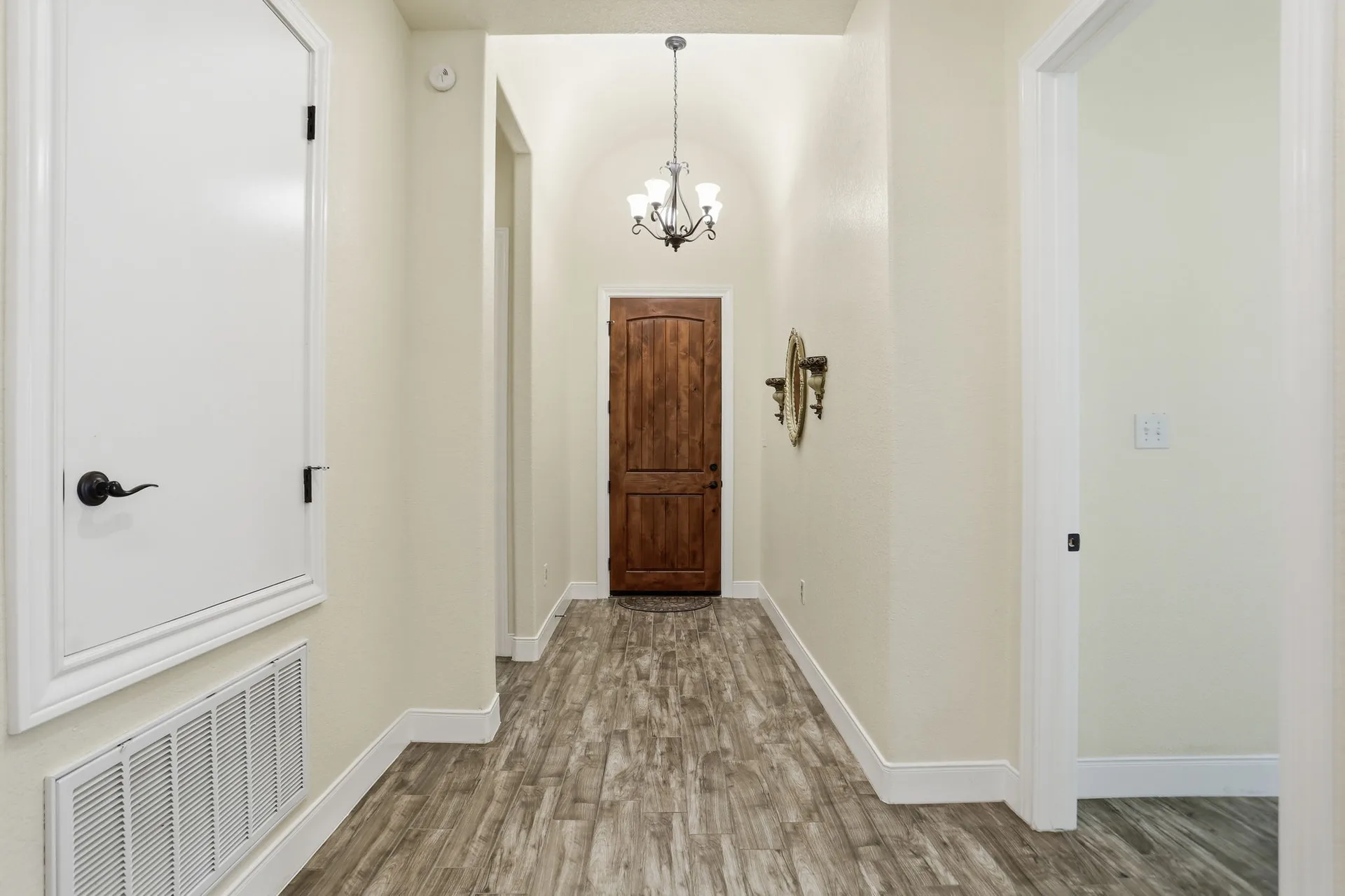 Barrel-vaulted entry hall