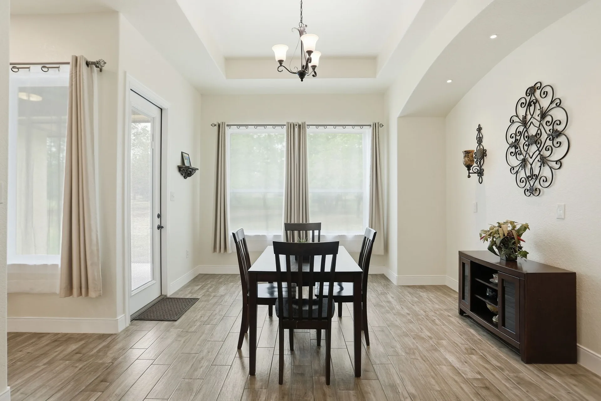 Breakfast and dining area