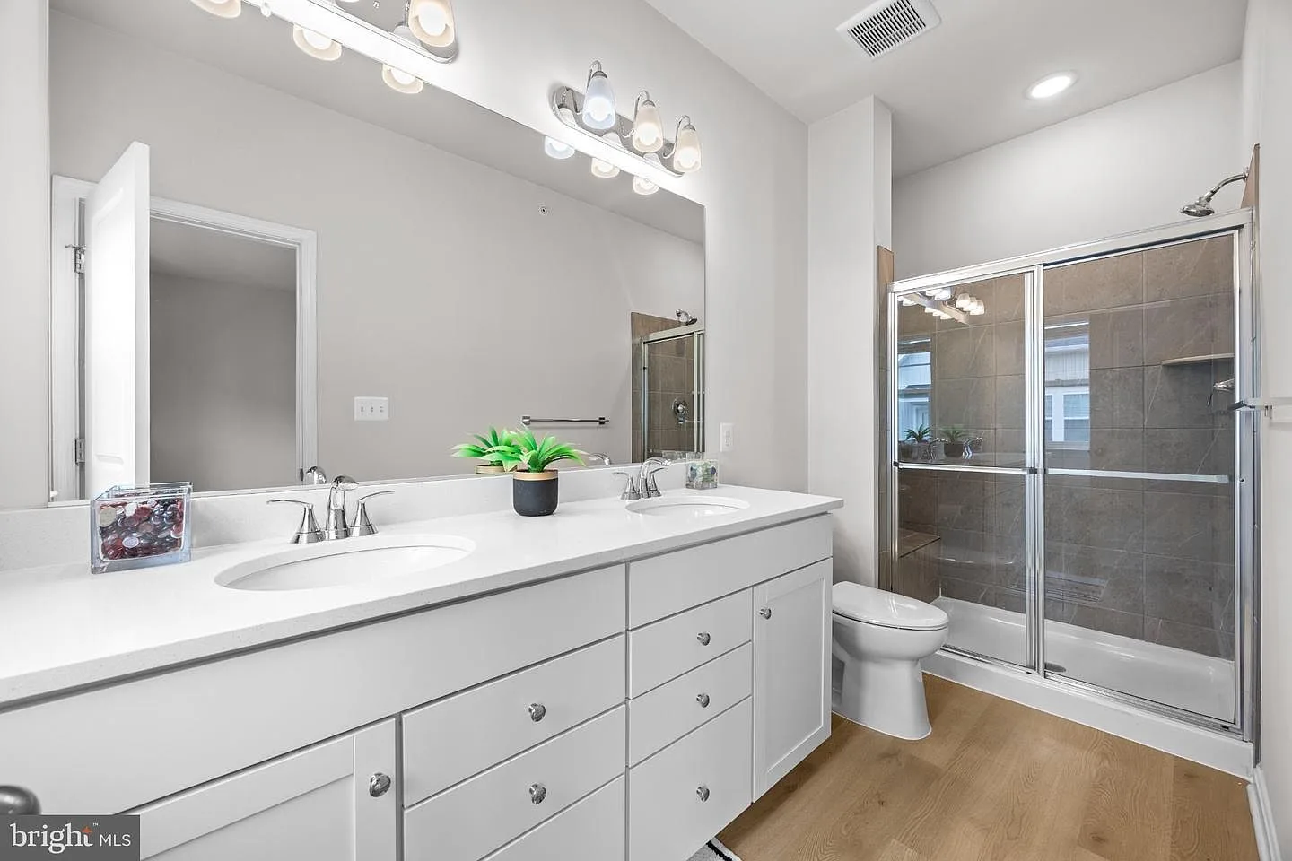 Primary bath double vanity with quartz countertop