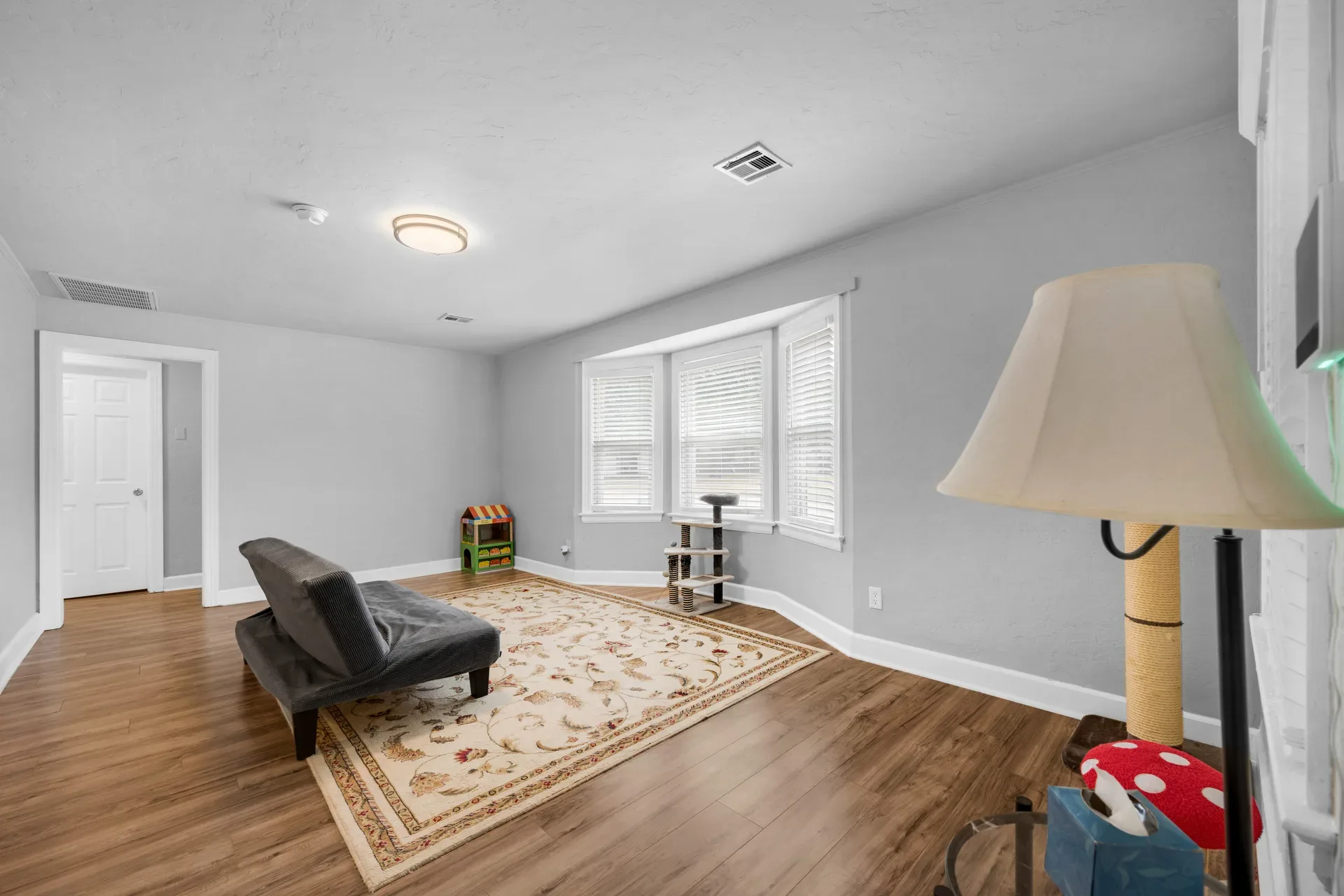 Secondary living room with bay windows