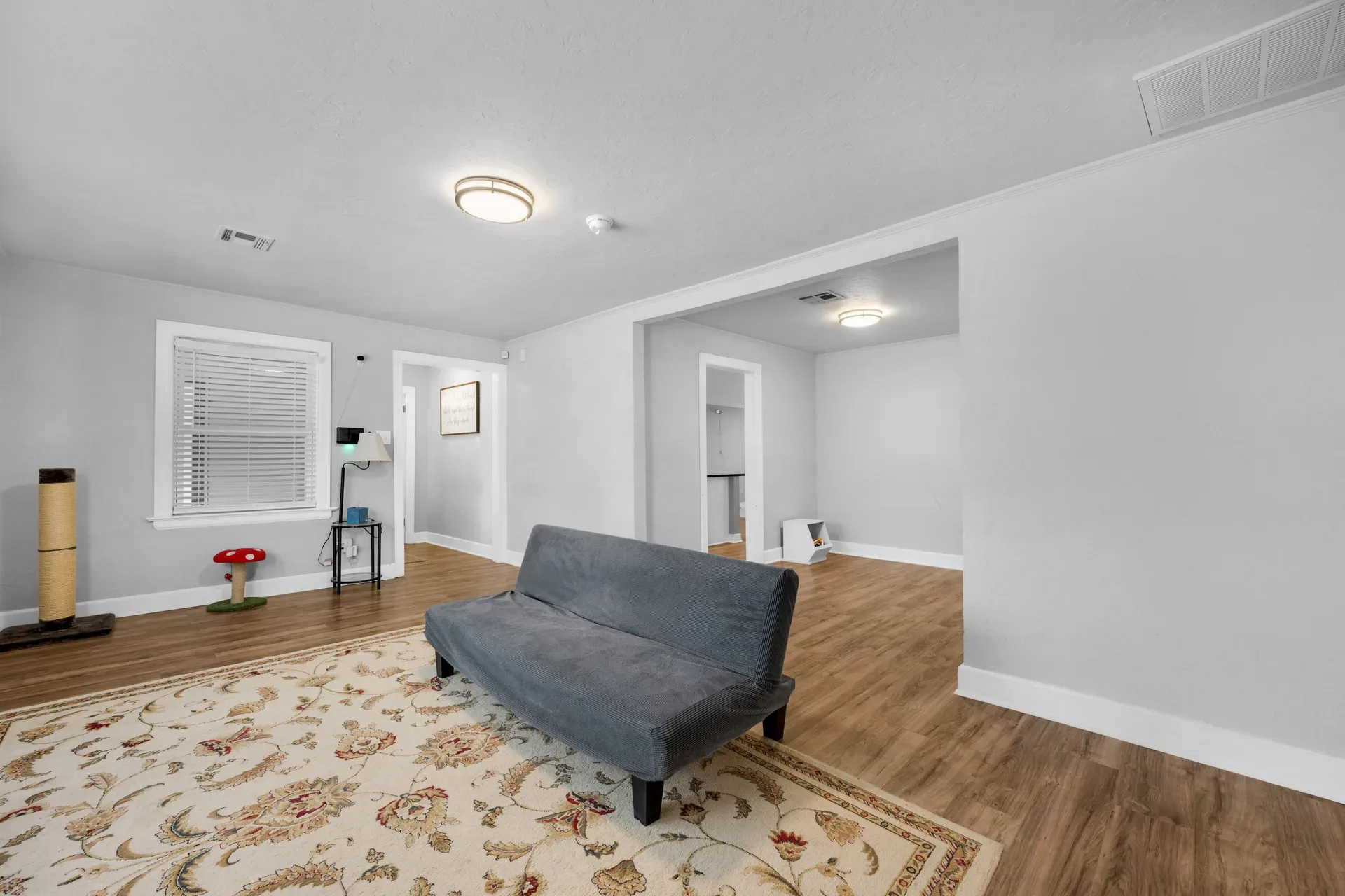 Bright secondary living space with an open layout