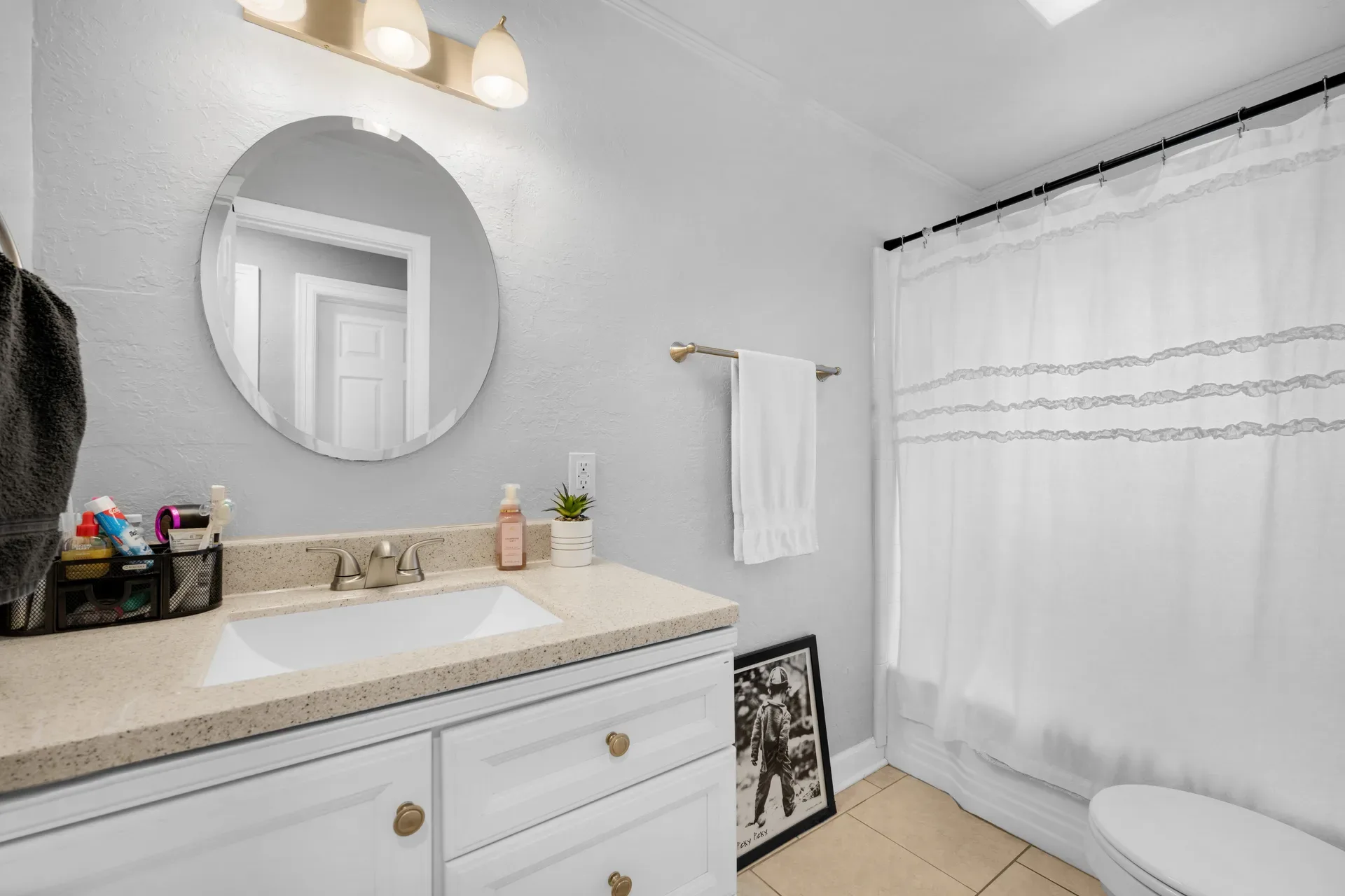 Secondary full bathroom