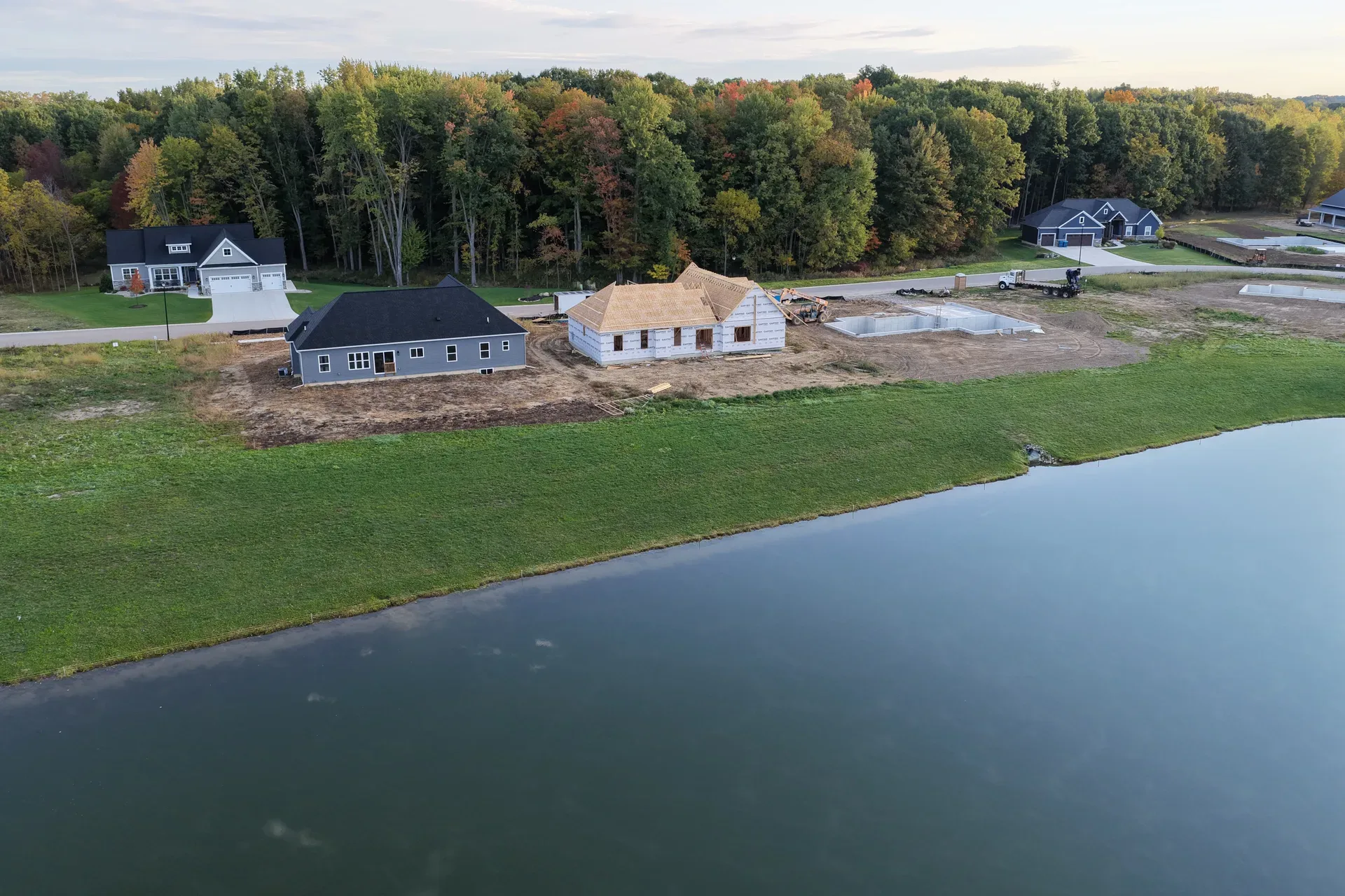 Aerial view of homes under construction near the lake
