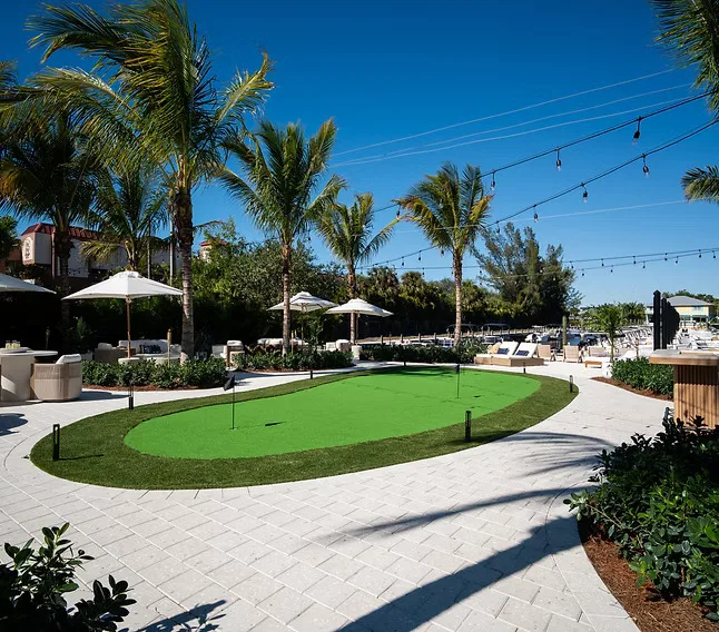 Amenidad de patio trasero con un putting green en The Halcyon Residences and Marina