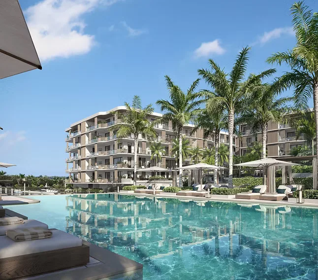Area de piscina de lujo en The Halcyon Residences and Marina rodeada por fachadas modernas y balcones de cristal