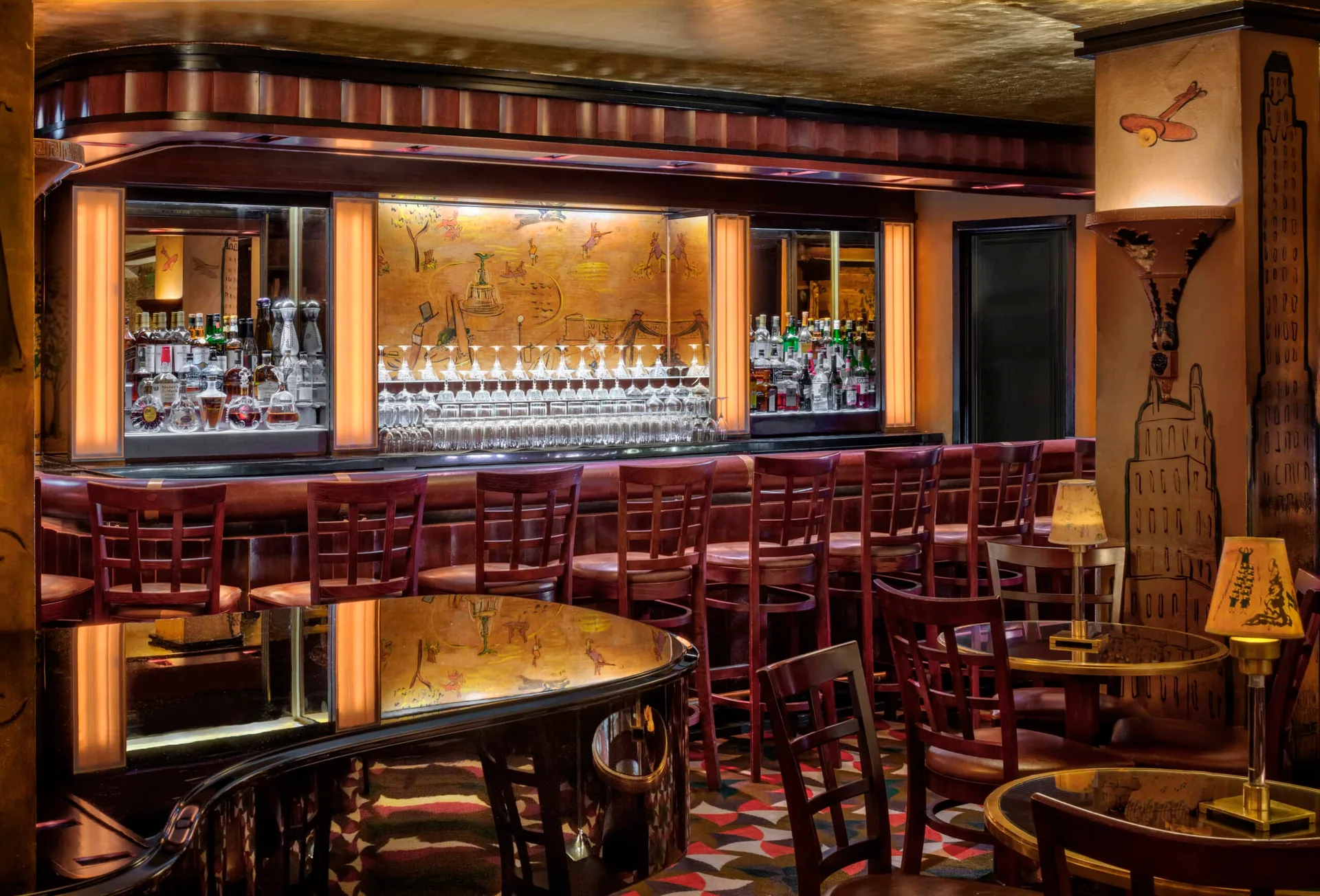 Bar salon en Rosewood Residences Naples con paneles de madera, mural decorativo e iluminacion ambiental calida