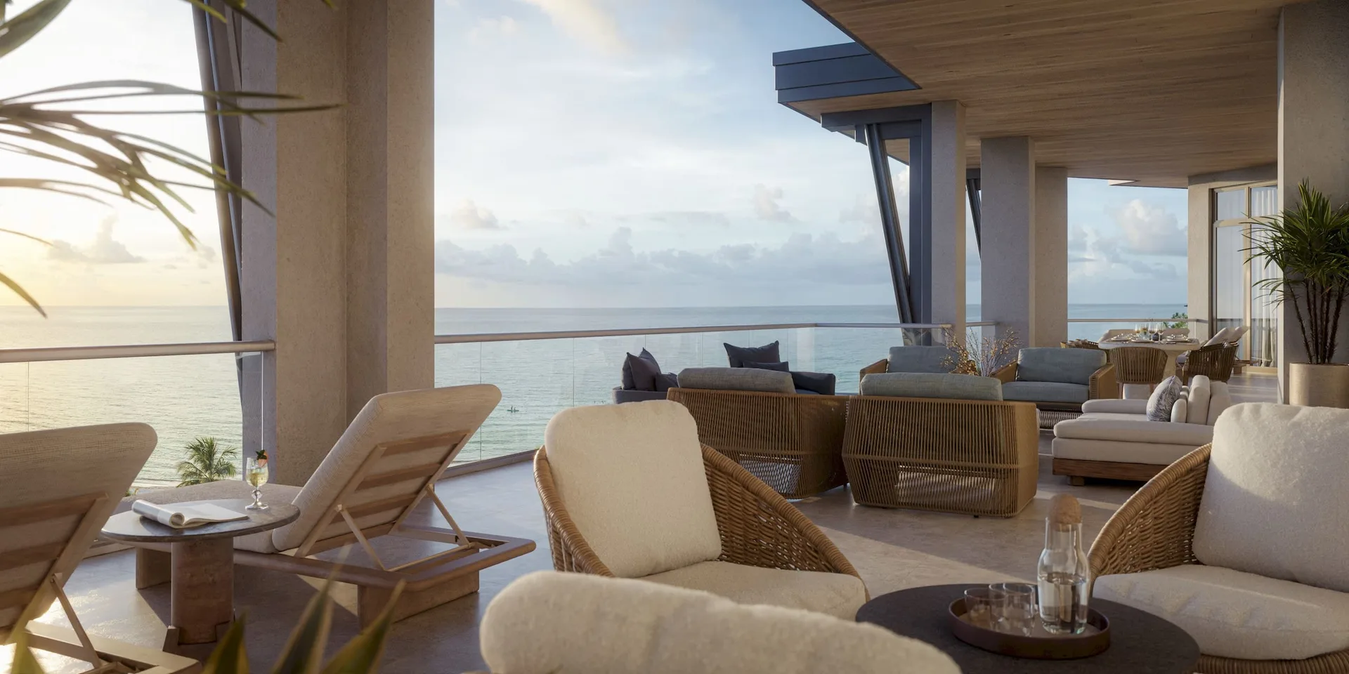 Terraza del penthouse frente al mar en Rosewood Residences Naples con barandas de cristal, techo de paneles de madera y vistas del Golfo a la hora dorada
