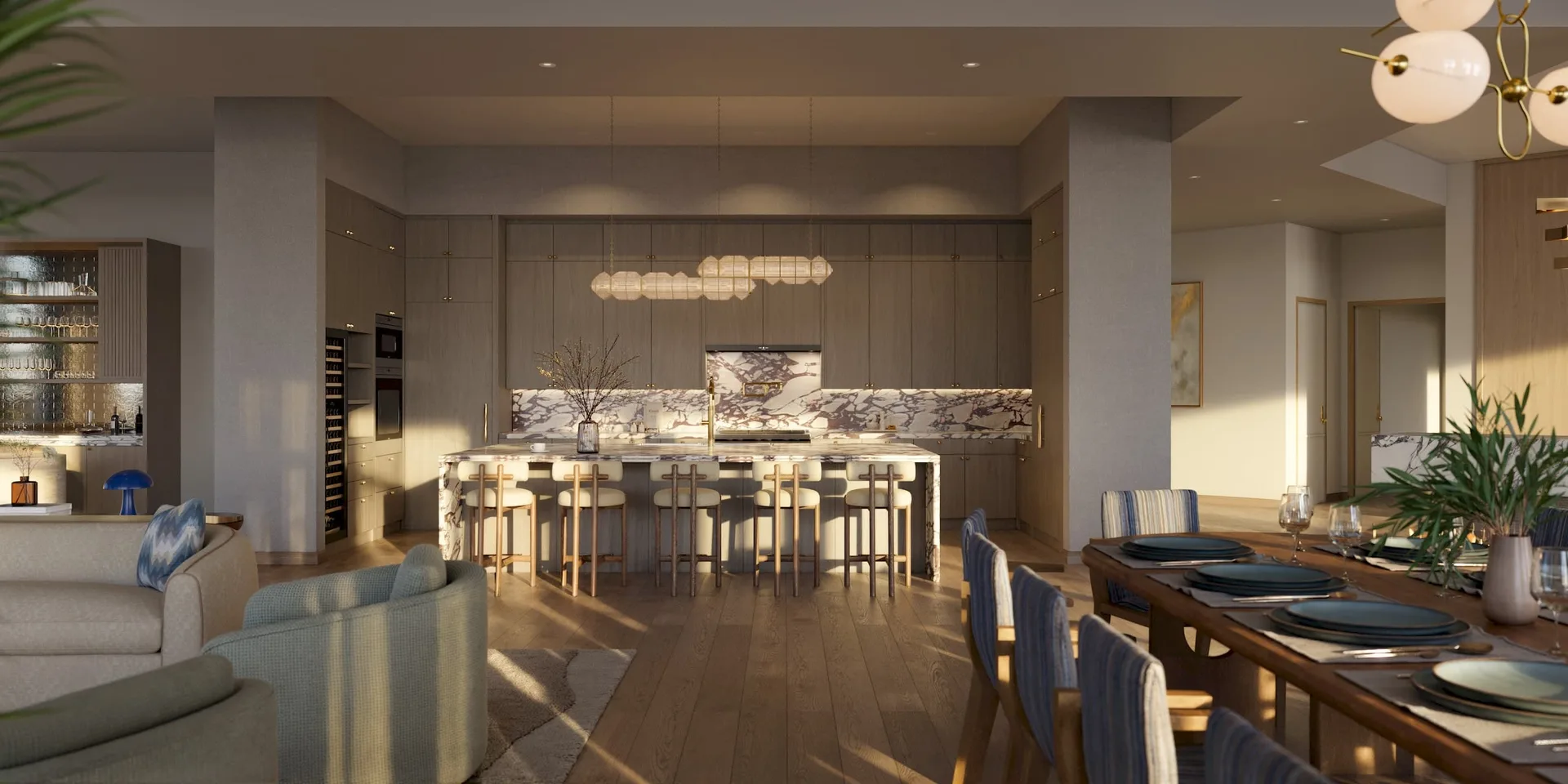 Cocina y comedor del penthouse en Rosewood Residences Naples con isla de piedra, gabinetes de madera y luz calida de la tarde