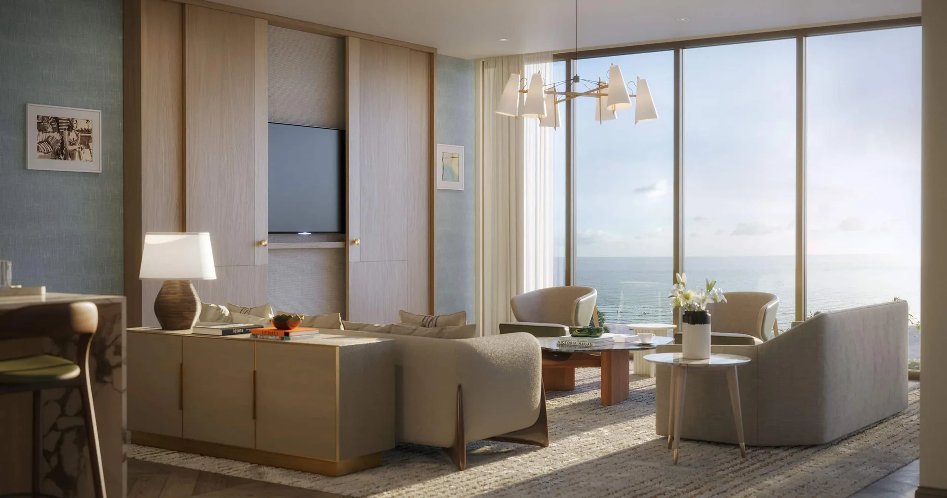 Sala de estar de la residencia en Rosewood Residences Naples con paneles de madera, ventanales de piso a techo y vista al mar