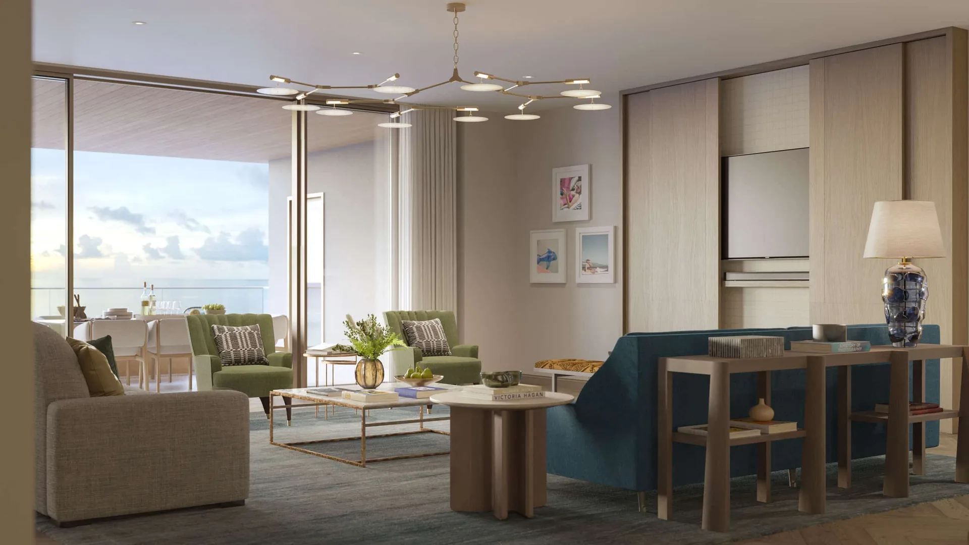 Sala de estar de la residencia en Rosewood Residences Naples con candelabro de disenador, paneles de madera clara y cristal de piso a techo
