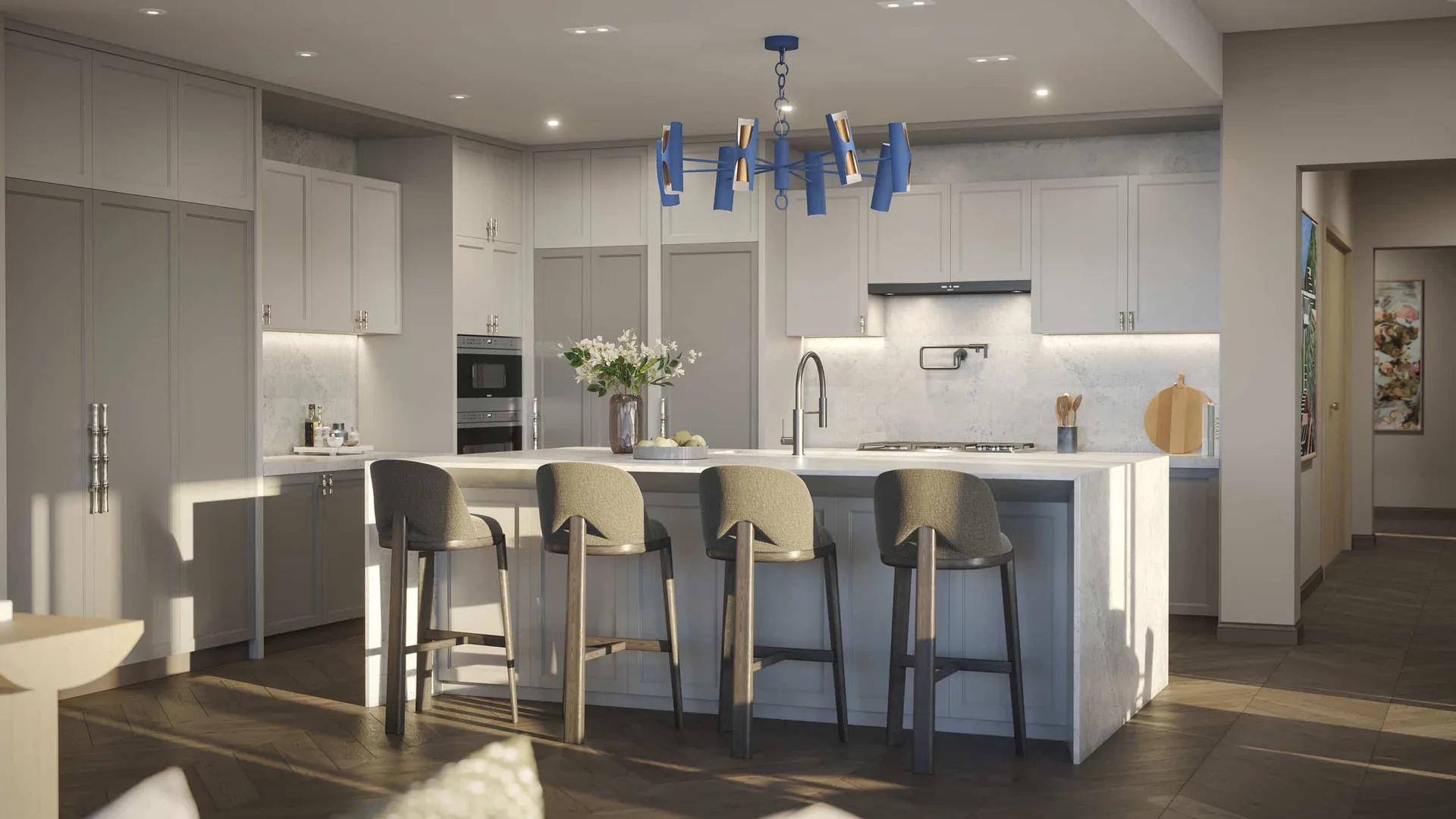 Cocina de la residencia en Rosewood Residences Naples con isla blanca de cascada, gabinetes tipo shaker y salpicadero estilo marmol