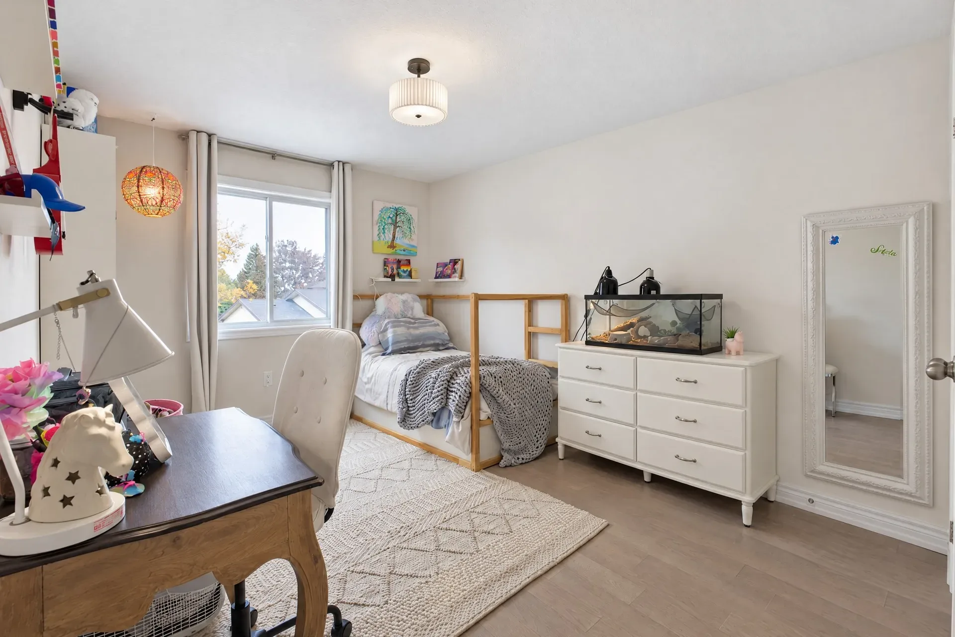Secondary bedroom: Bright and flexible, currently set up for a child