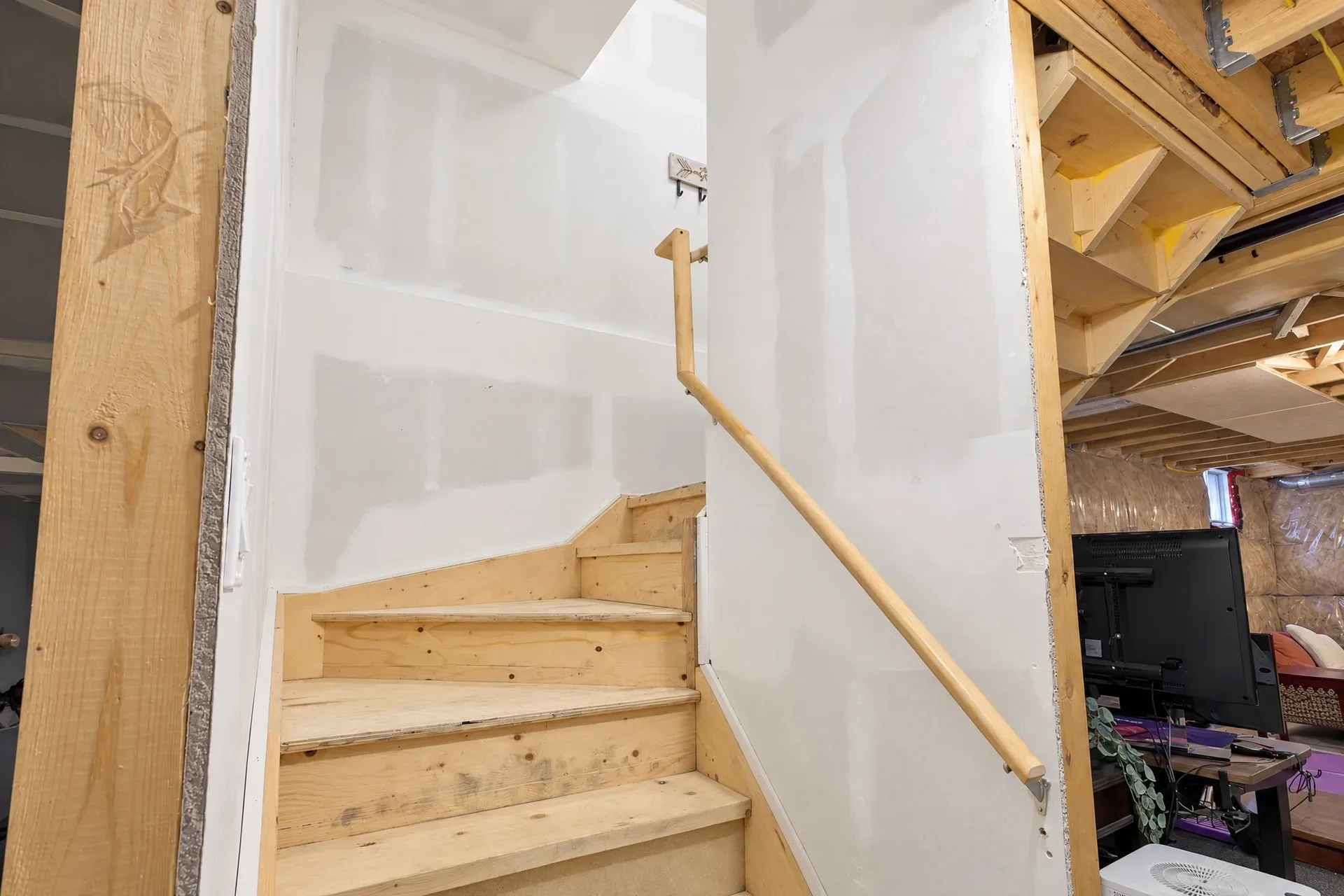 Basement stairs: Stairway down to the lower level
