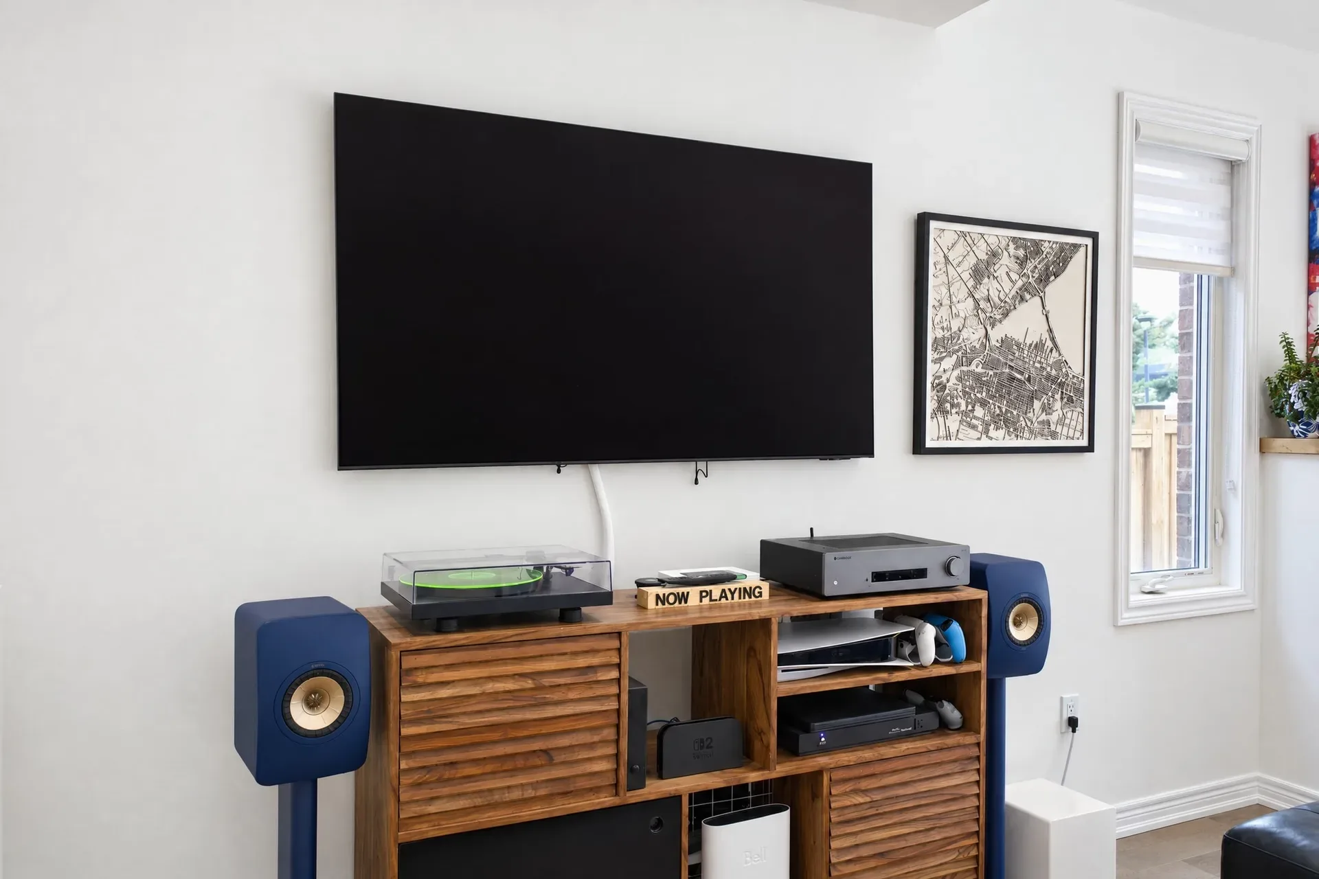 Living room media wall: A dedicated corner for entertaining